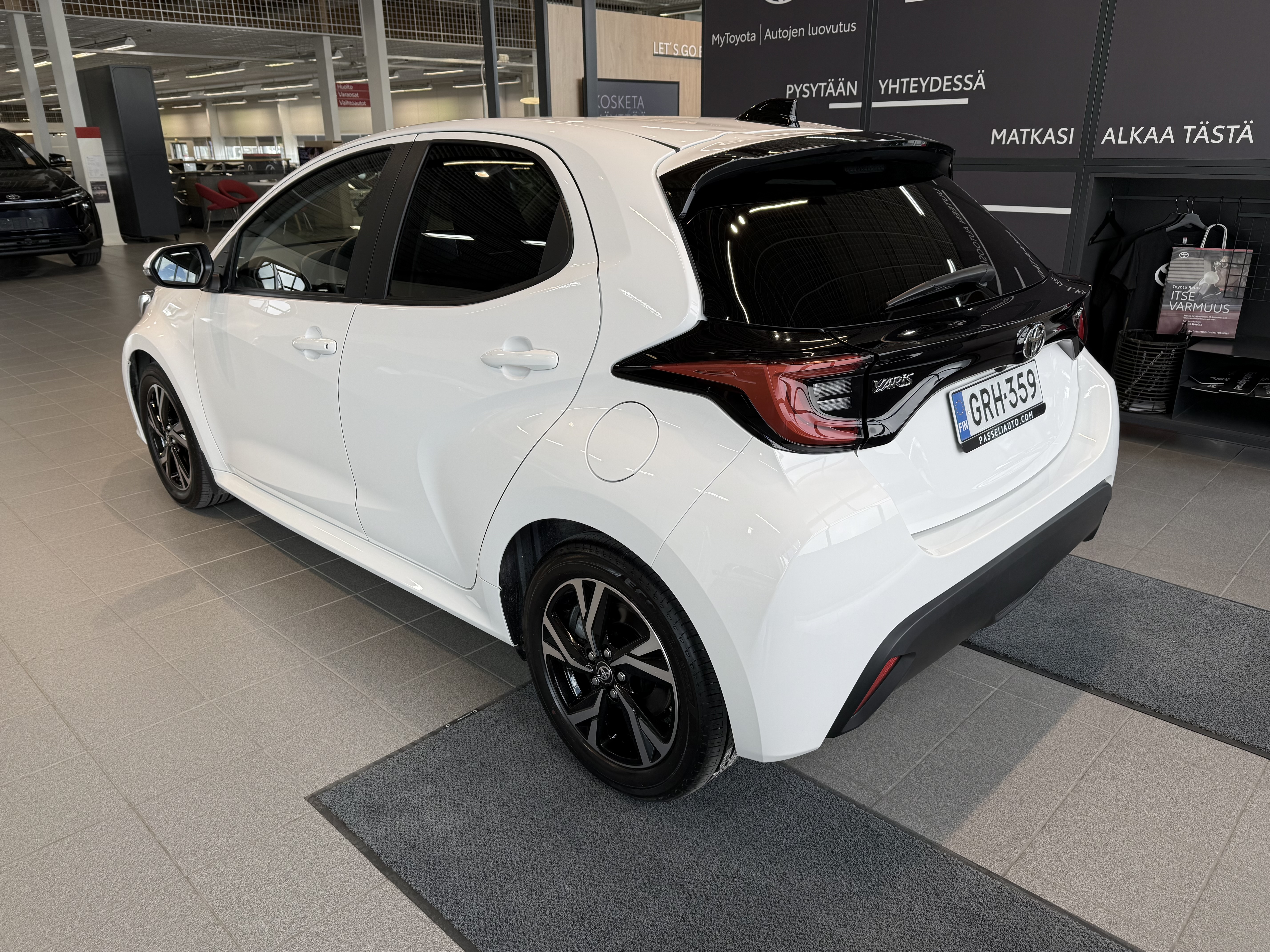 TOYOTA YARIS 2025