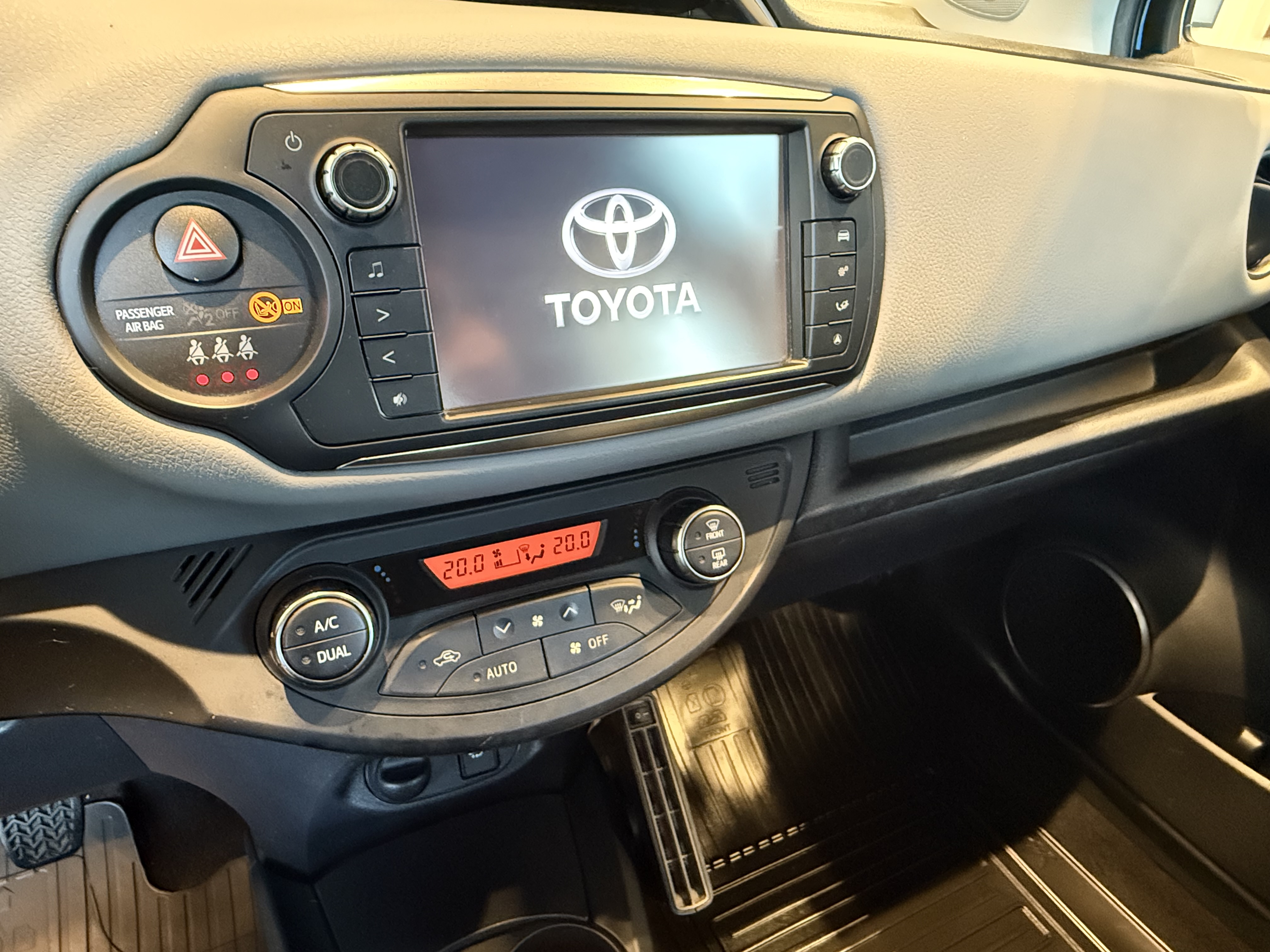 TOYOTA YARIS 2015