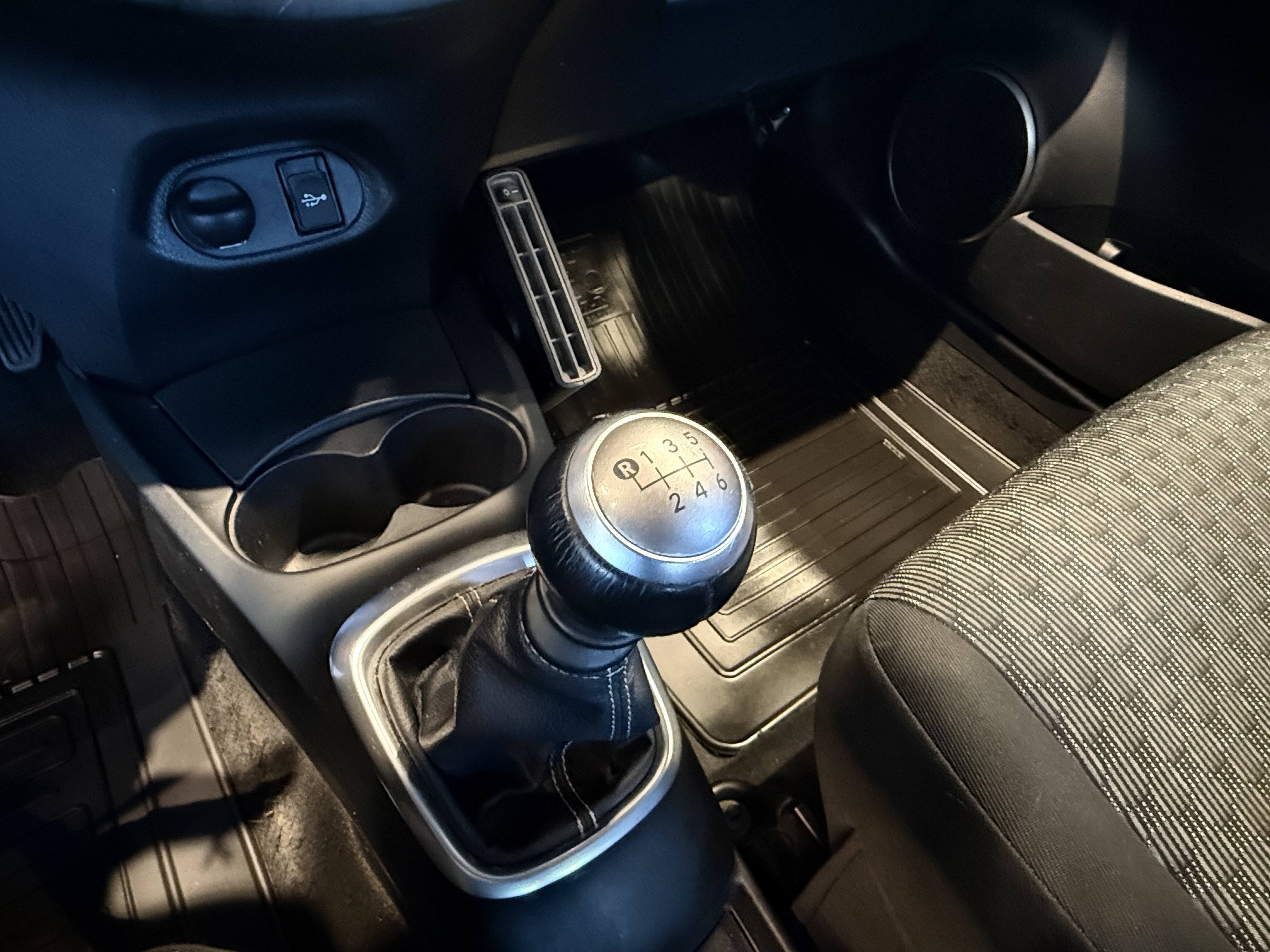 TOYOTA YARIS 2015