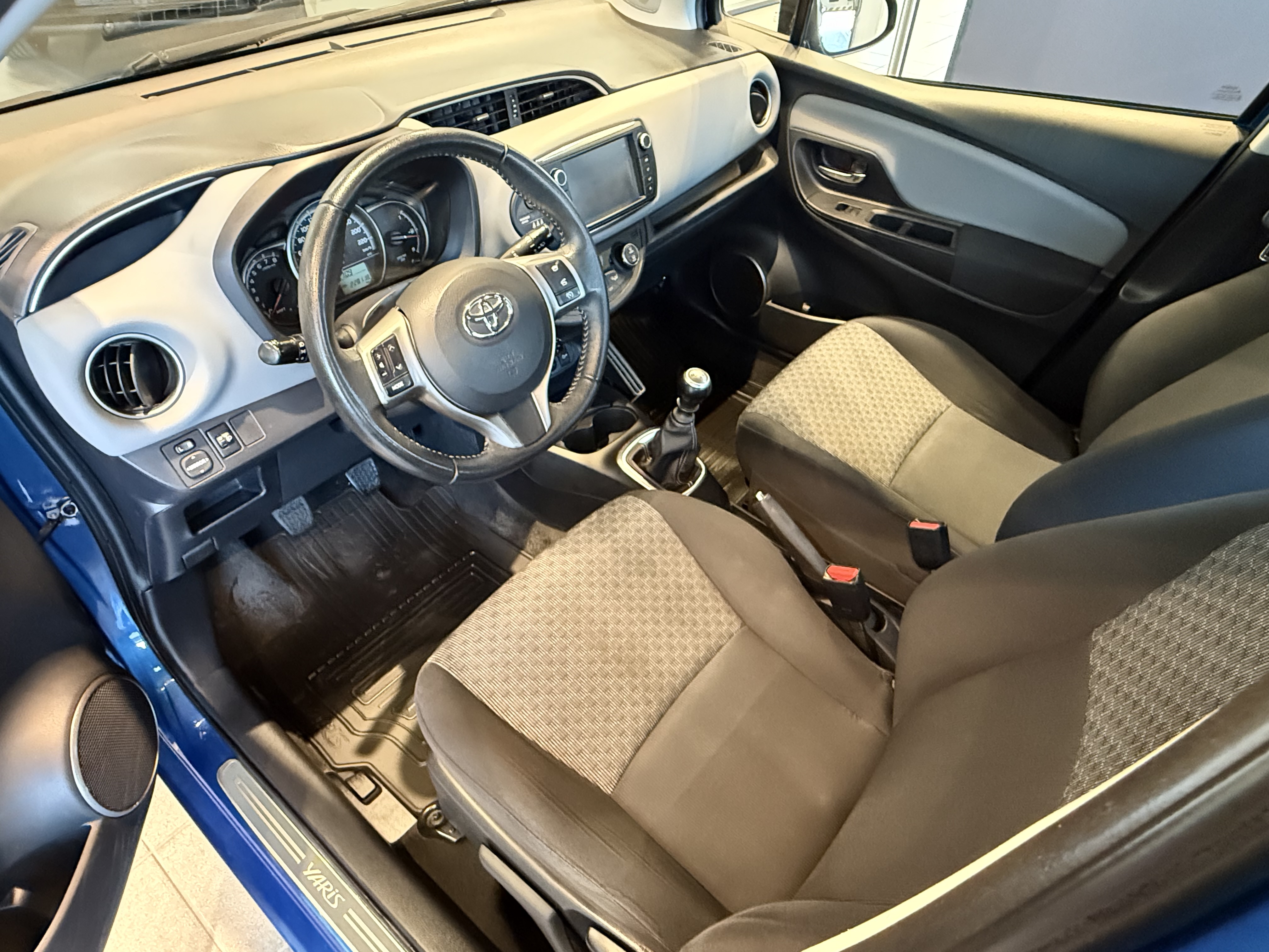 TOYOTA YARIS 2015