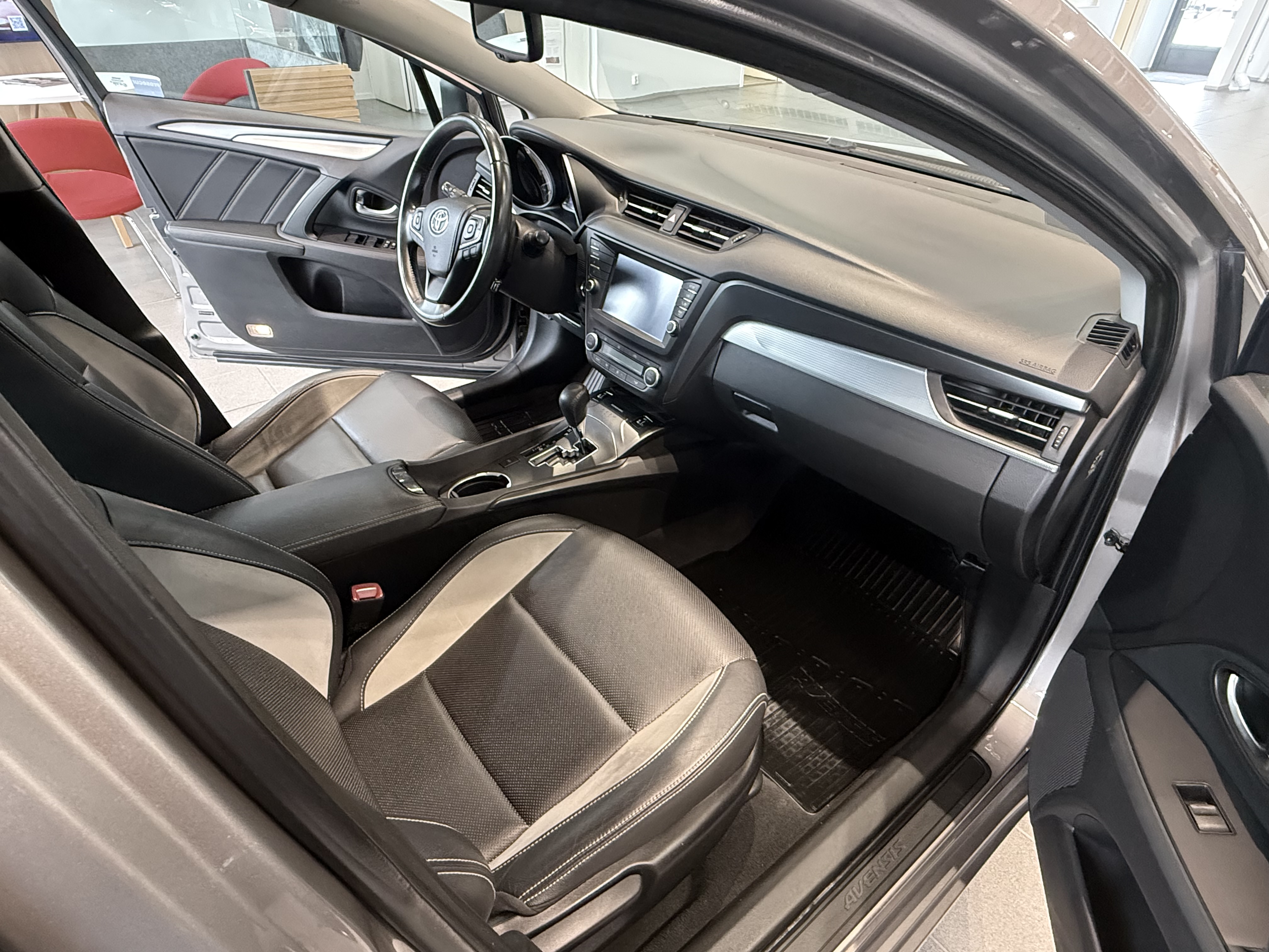 TOYOTA AVENSIS 2015