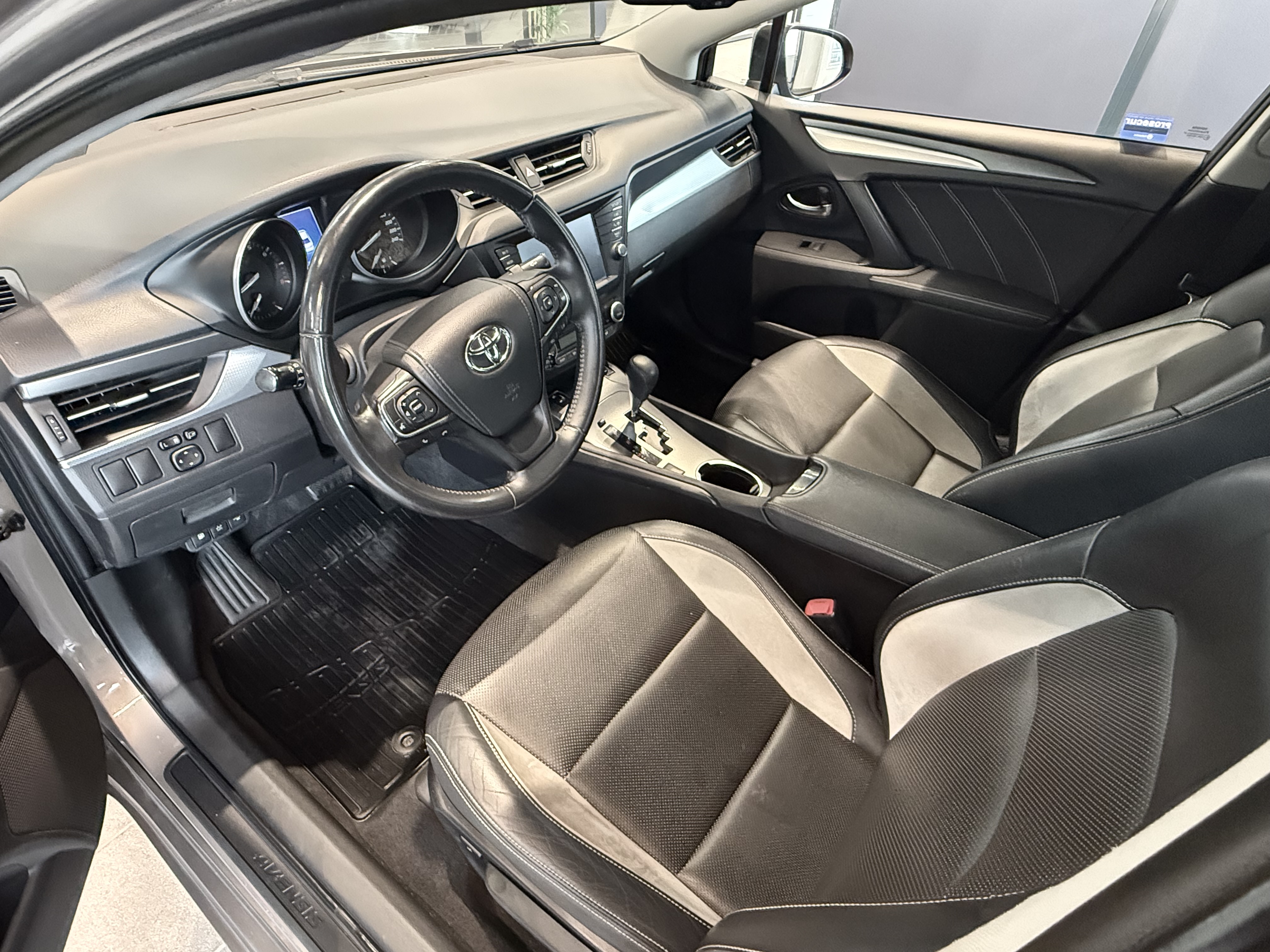 TOYOTA AVENSIS 2015