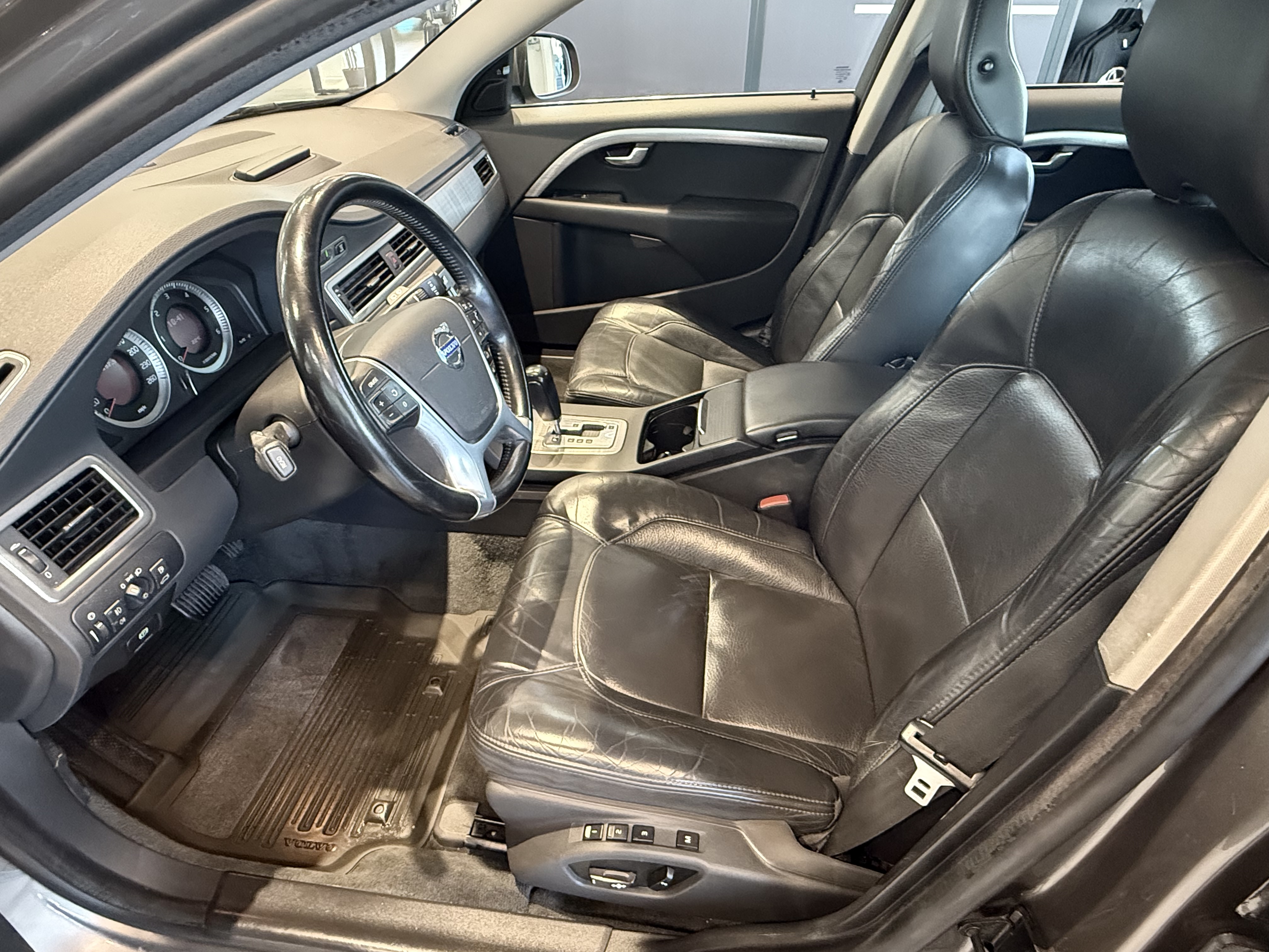 VOLVO V70 2010