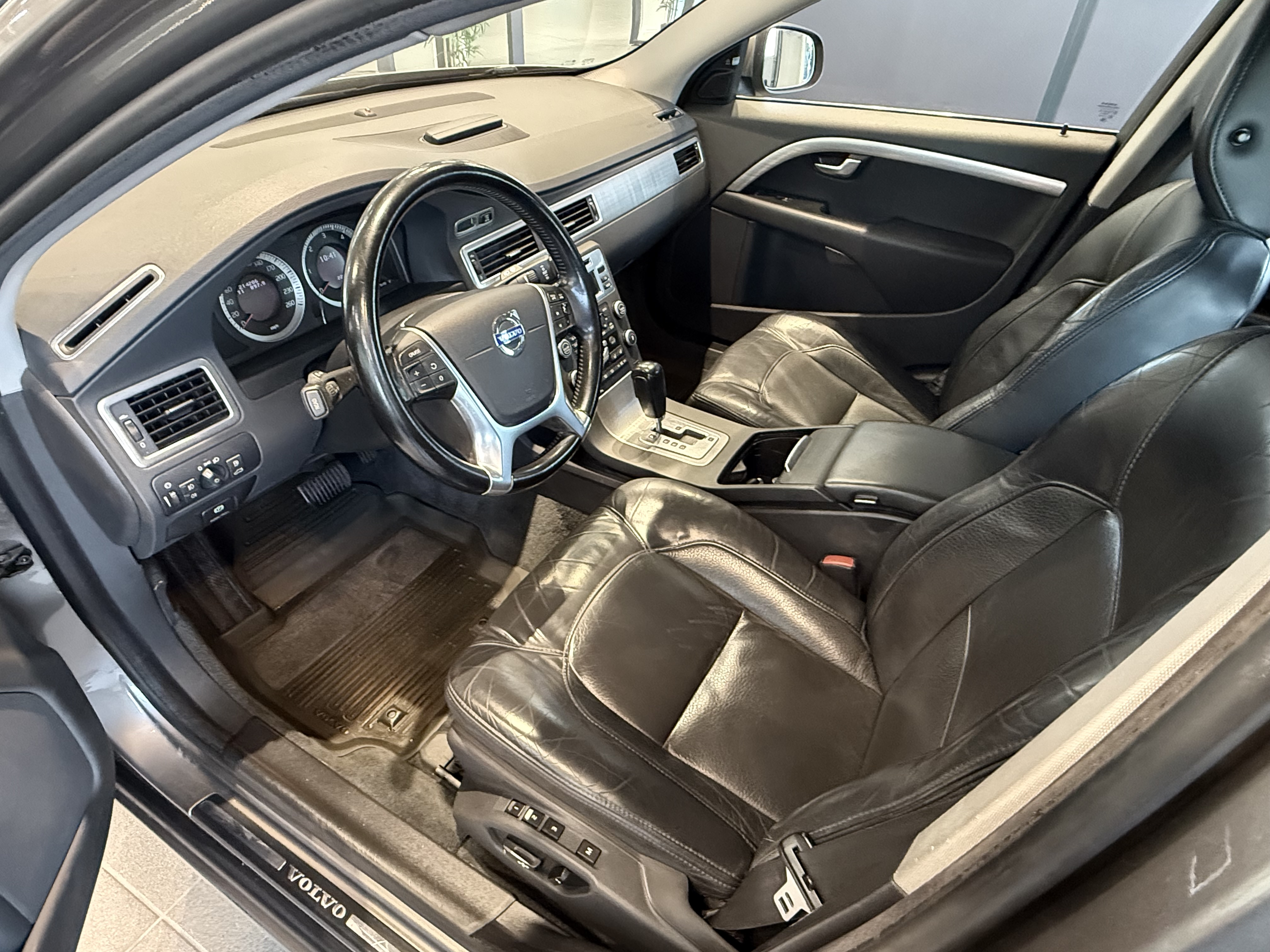 VOLVO V70 2010