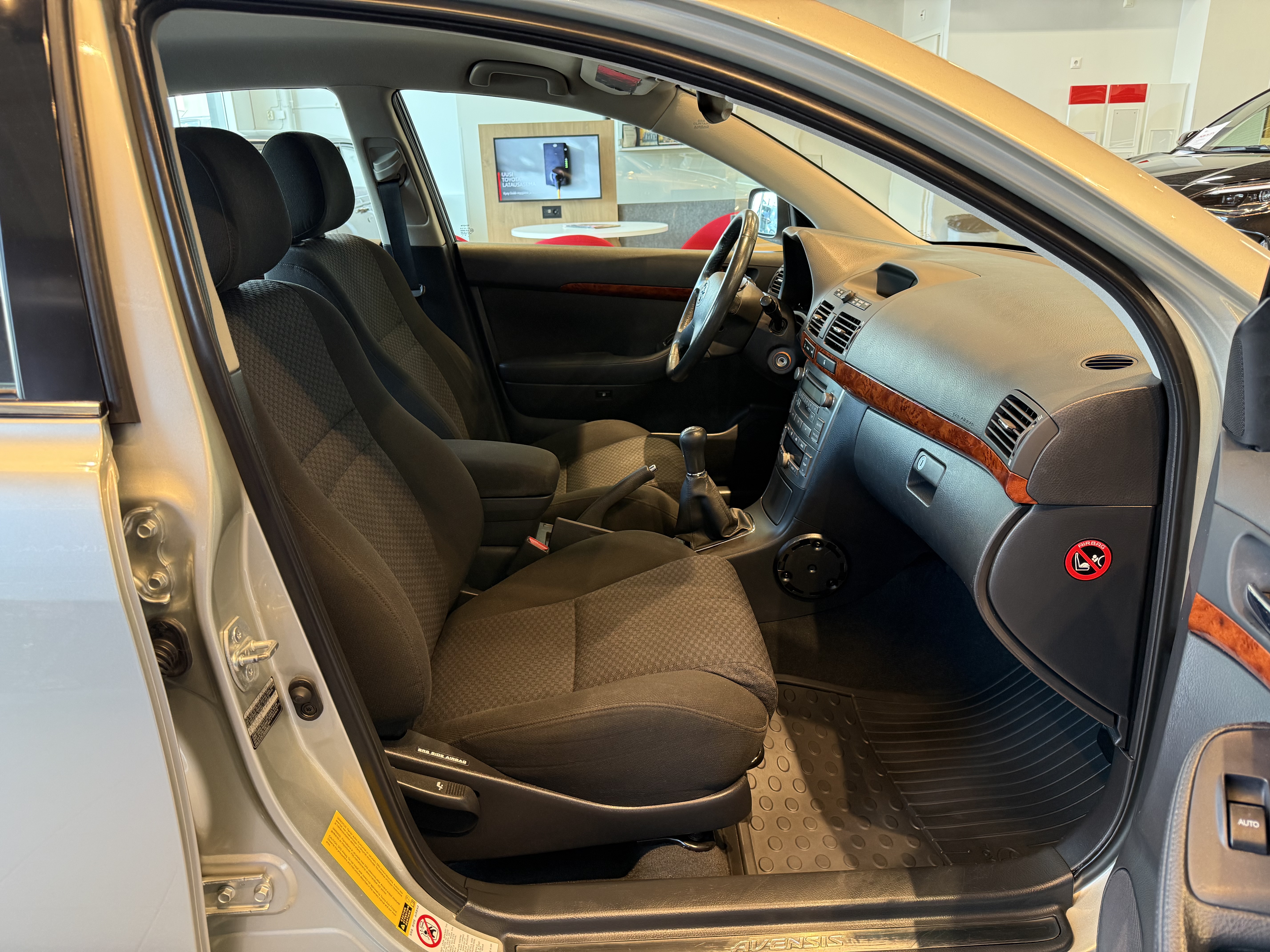 TOYOTA AVENSIS 2004