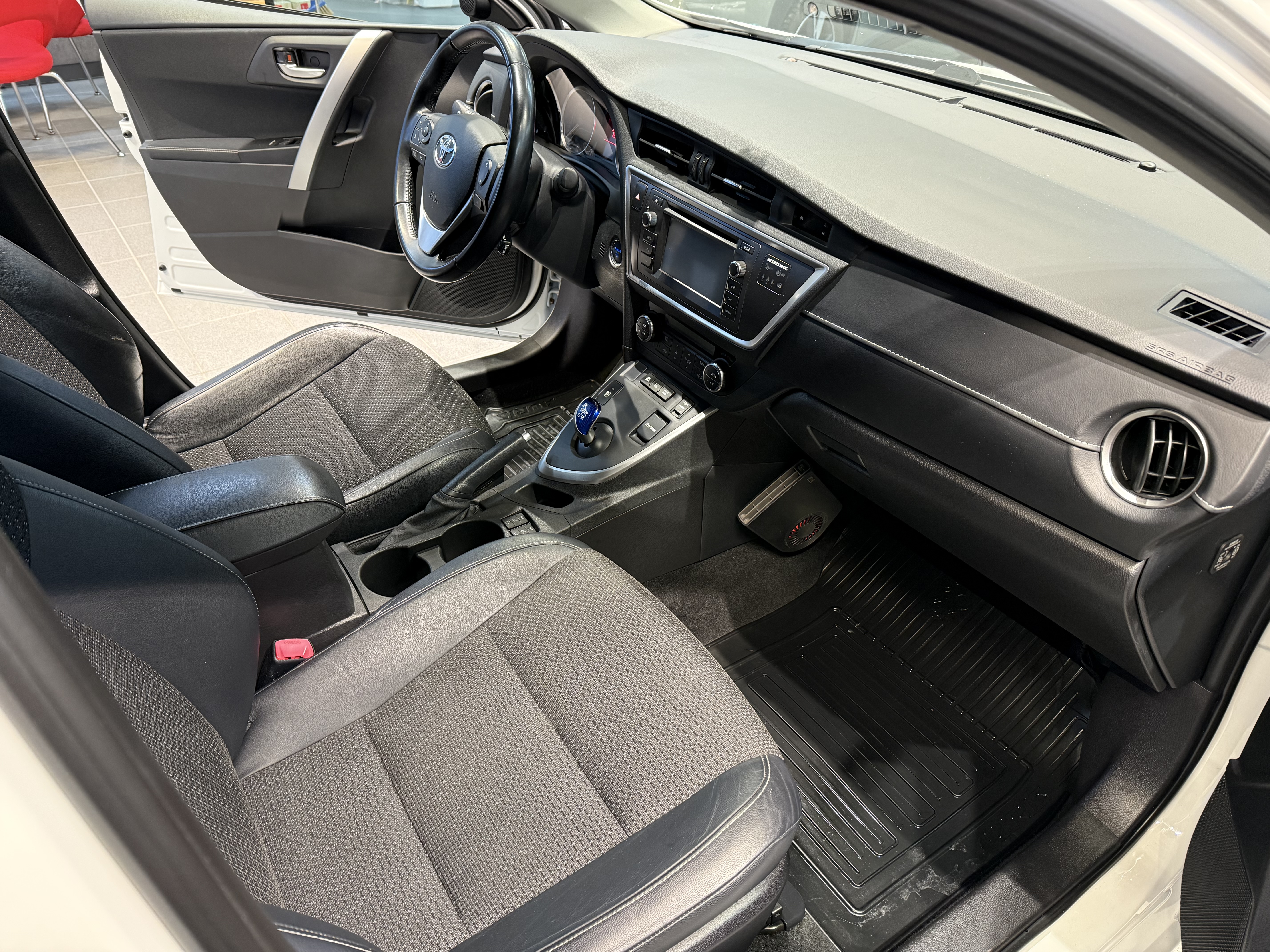 TOYOTA Auris 2015