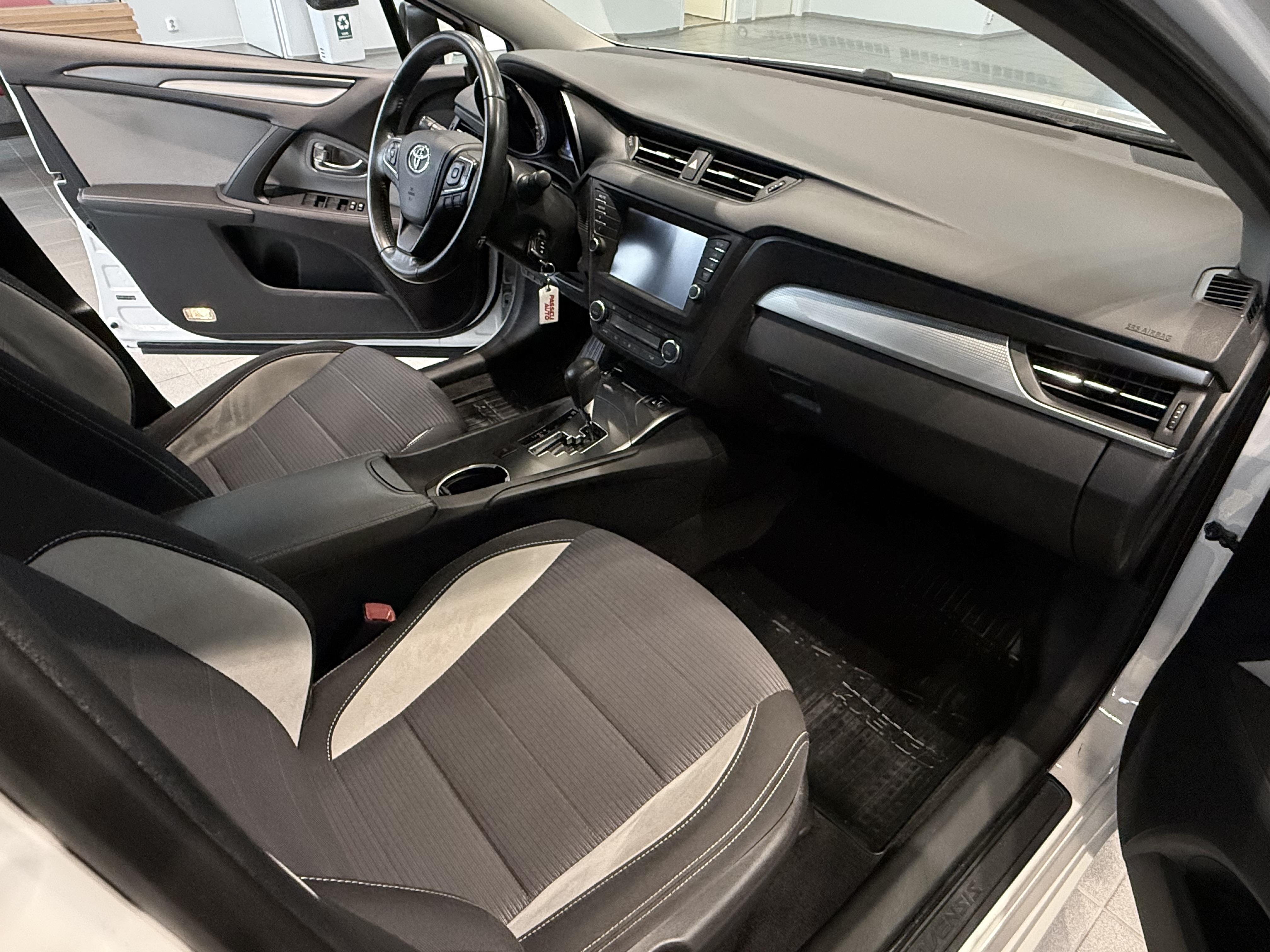 TOYOTA AVENSIS 2017