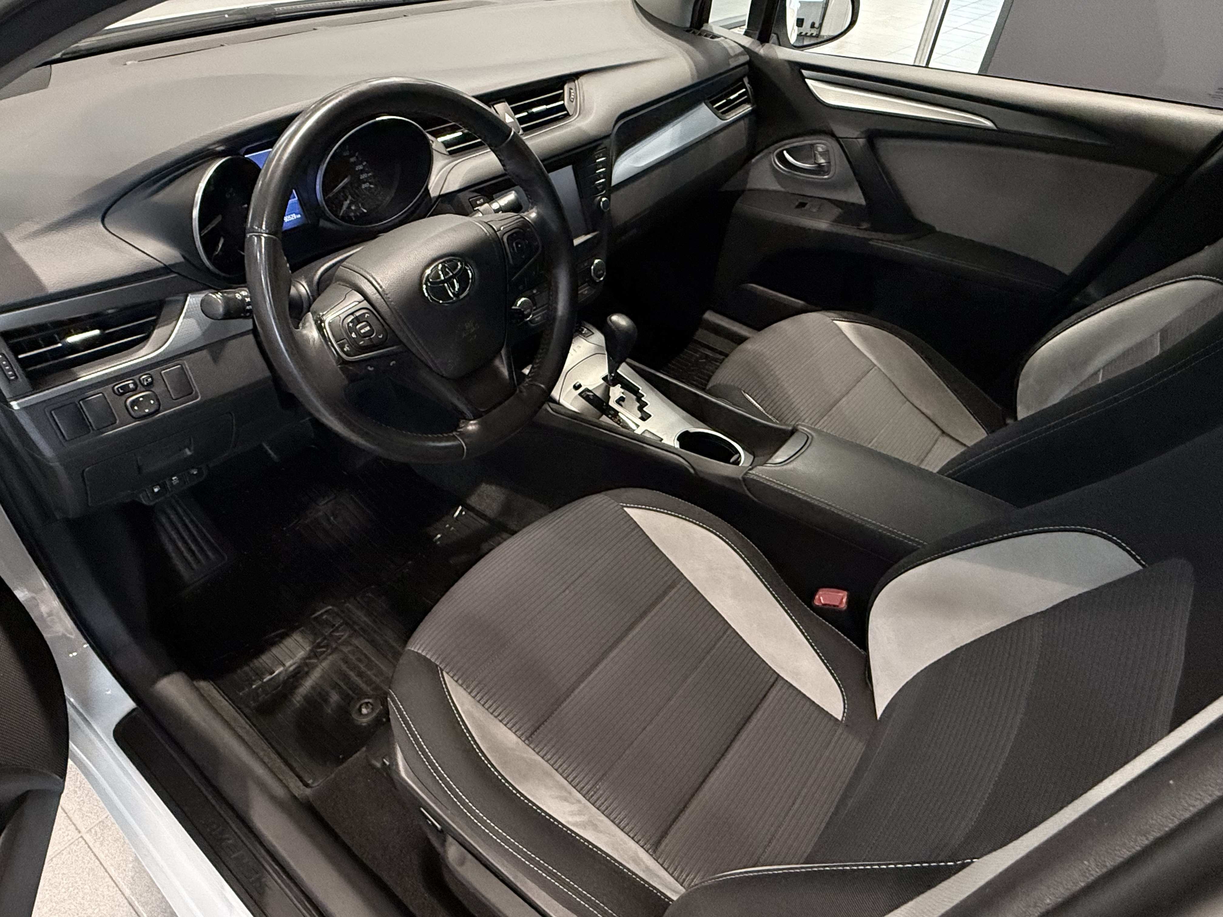 TOYOTA AVENSIS 2017