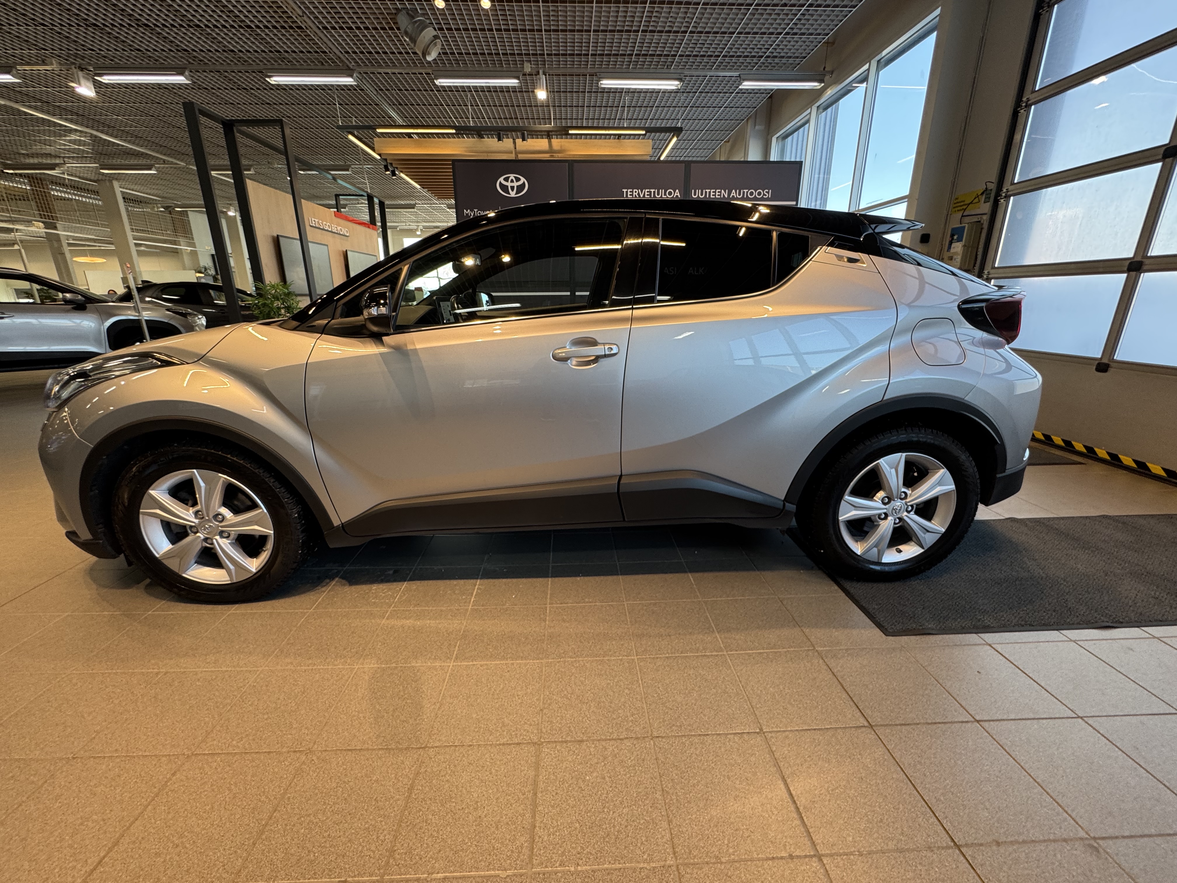 TOYOTA C-HR 2023