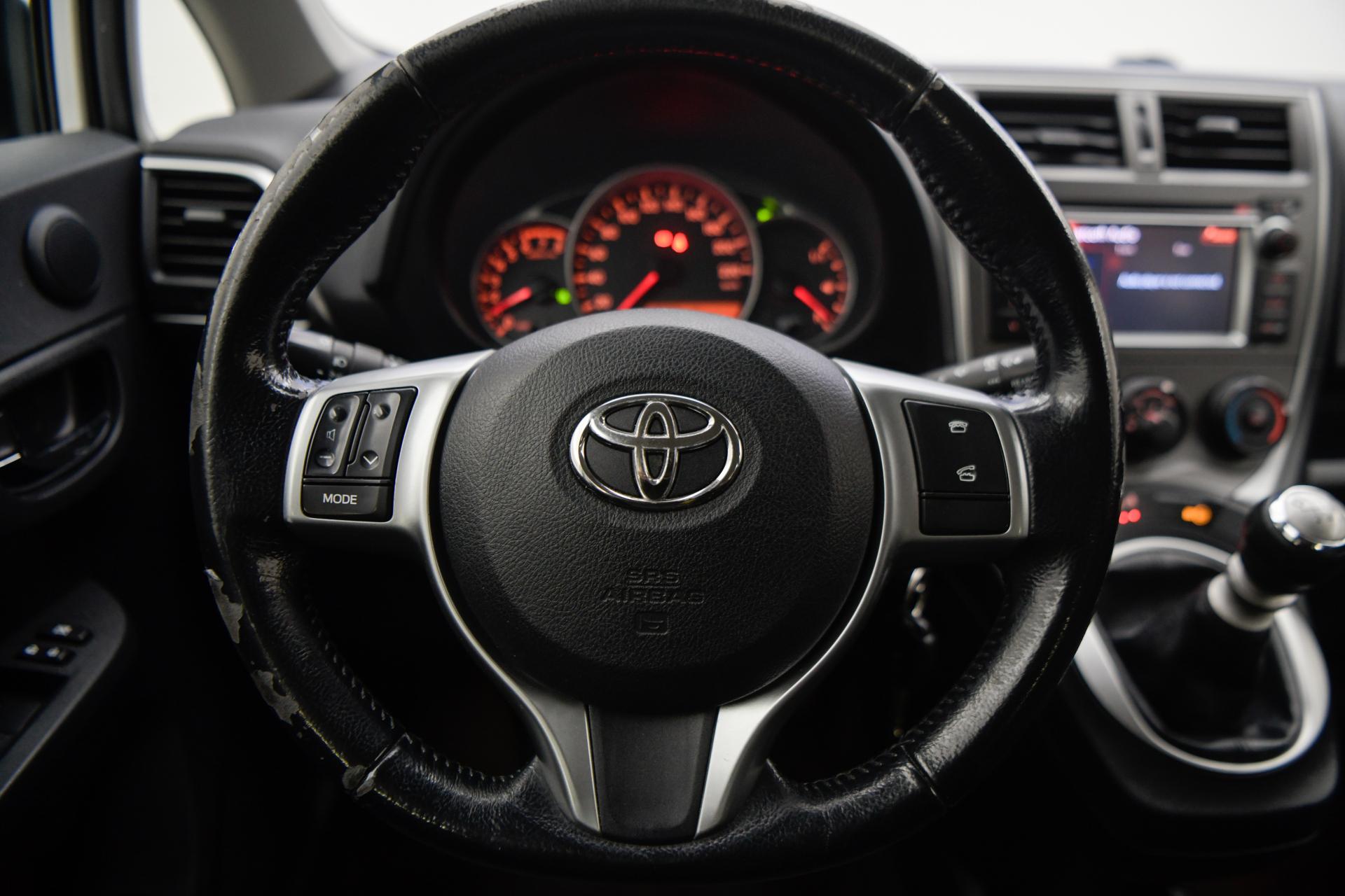 TOYOTA Verso-S 2011
