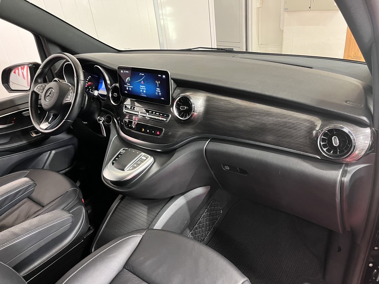 MERCEDES-BENZ V 2023