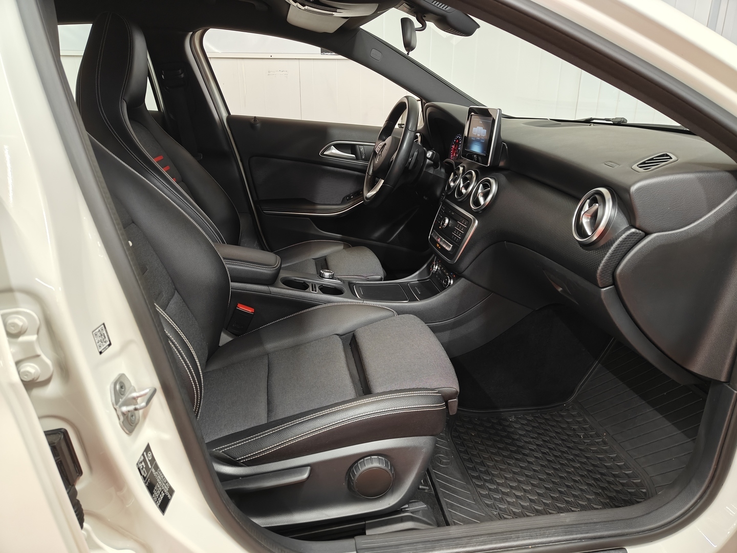 MERCEDES-BENZ A 2017