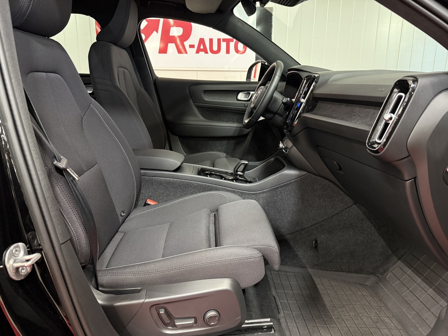 VOLVO XC40 2023