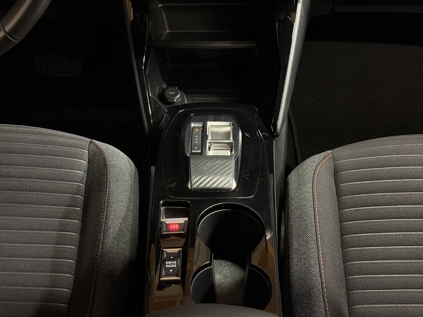 PEUGEOT e-2008 2023