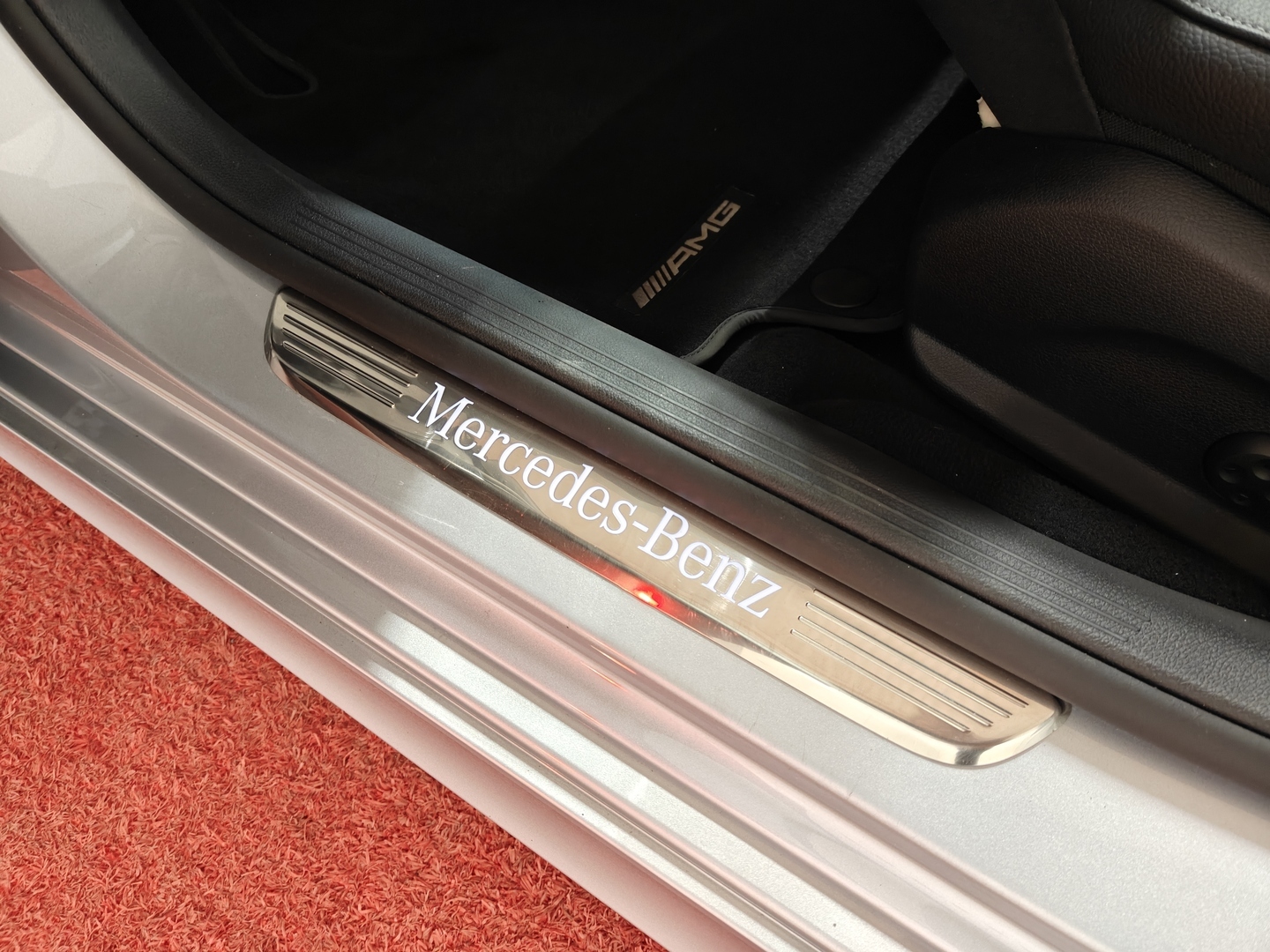 MERCEDES-BENZ E 28