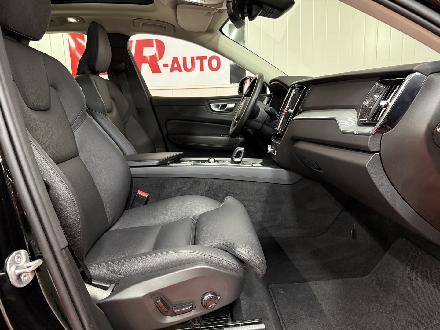VOLVO XC60 2023