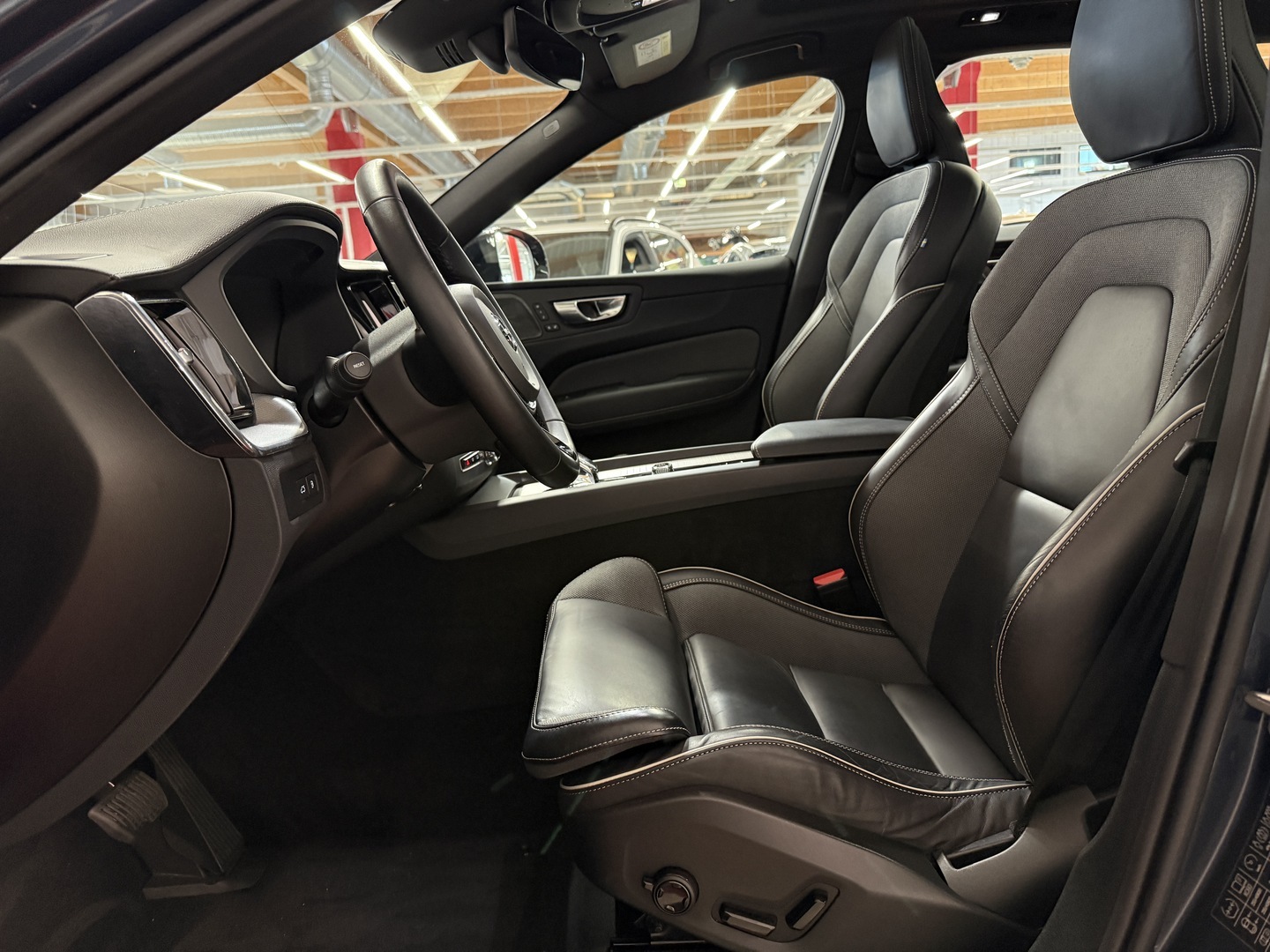 VOLVO XC60 2023