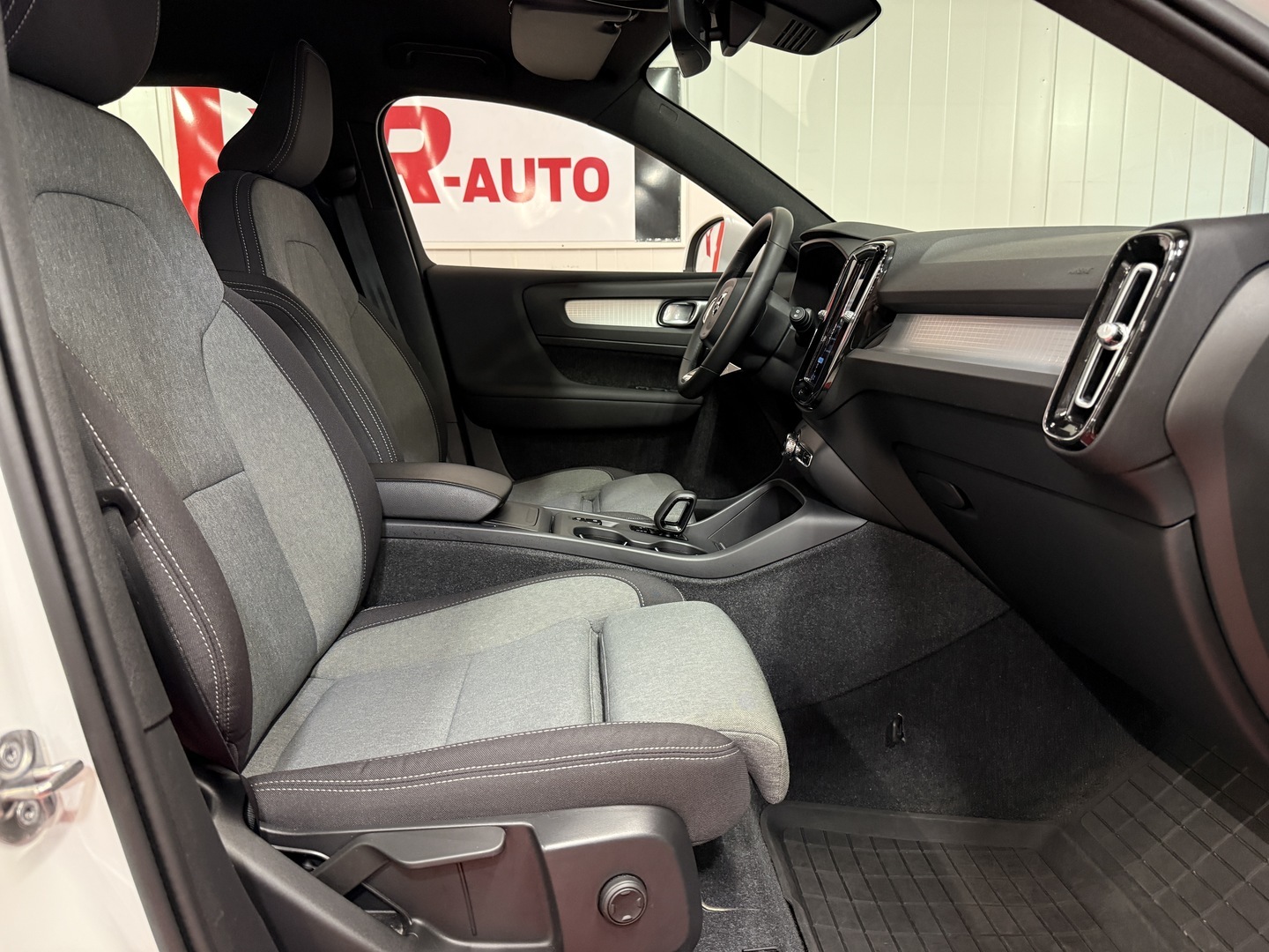 VOLVO XC40 2023