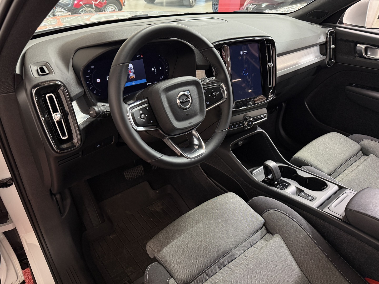 VOLVO XC40 2023
