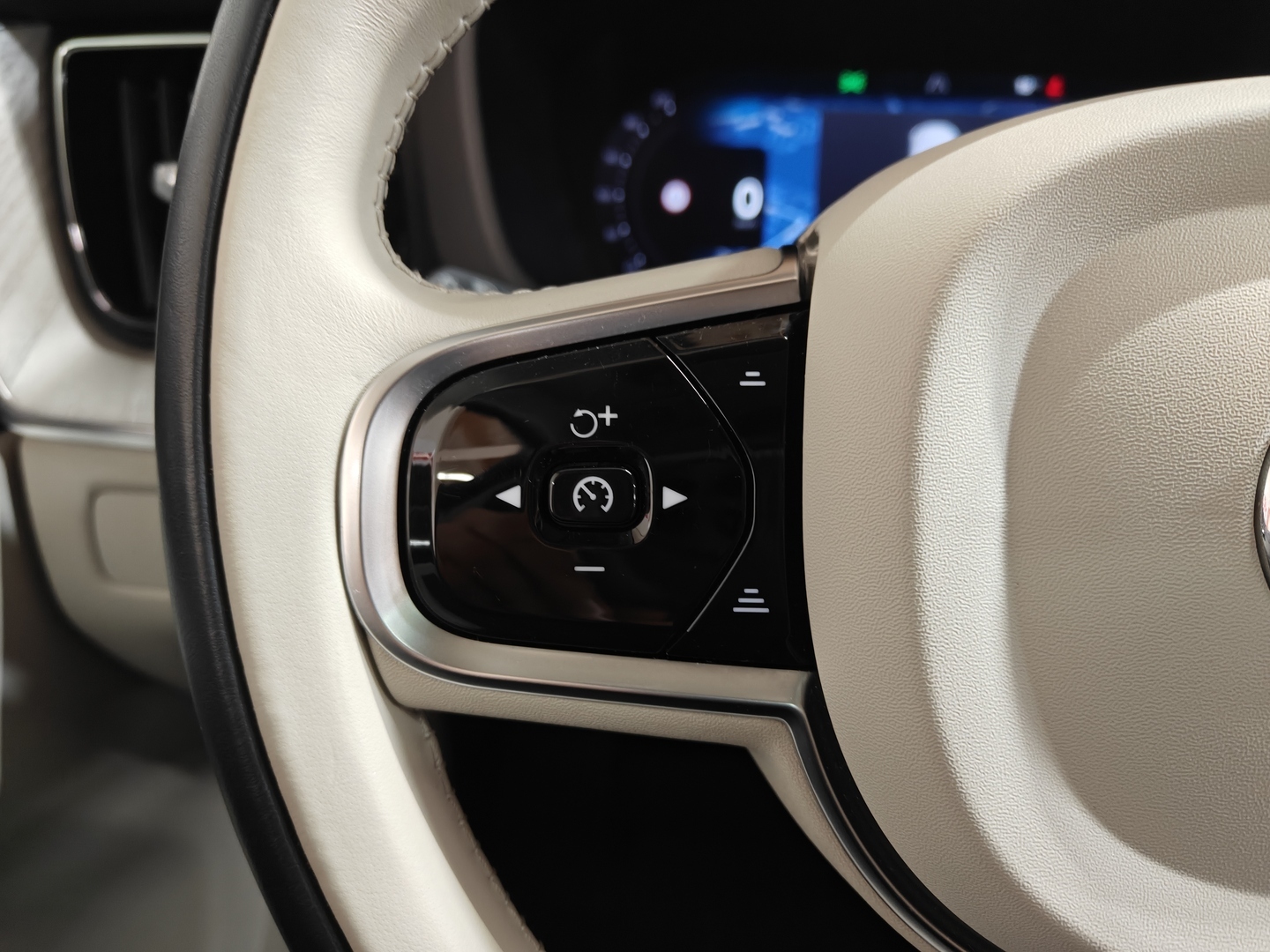 VOLVO XC60 2024