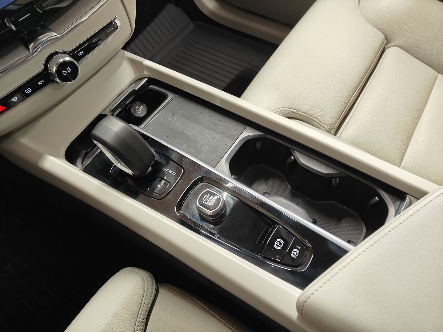 VOLVO XC60 2024