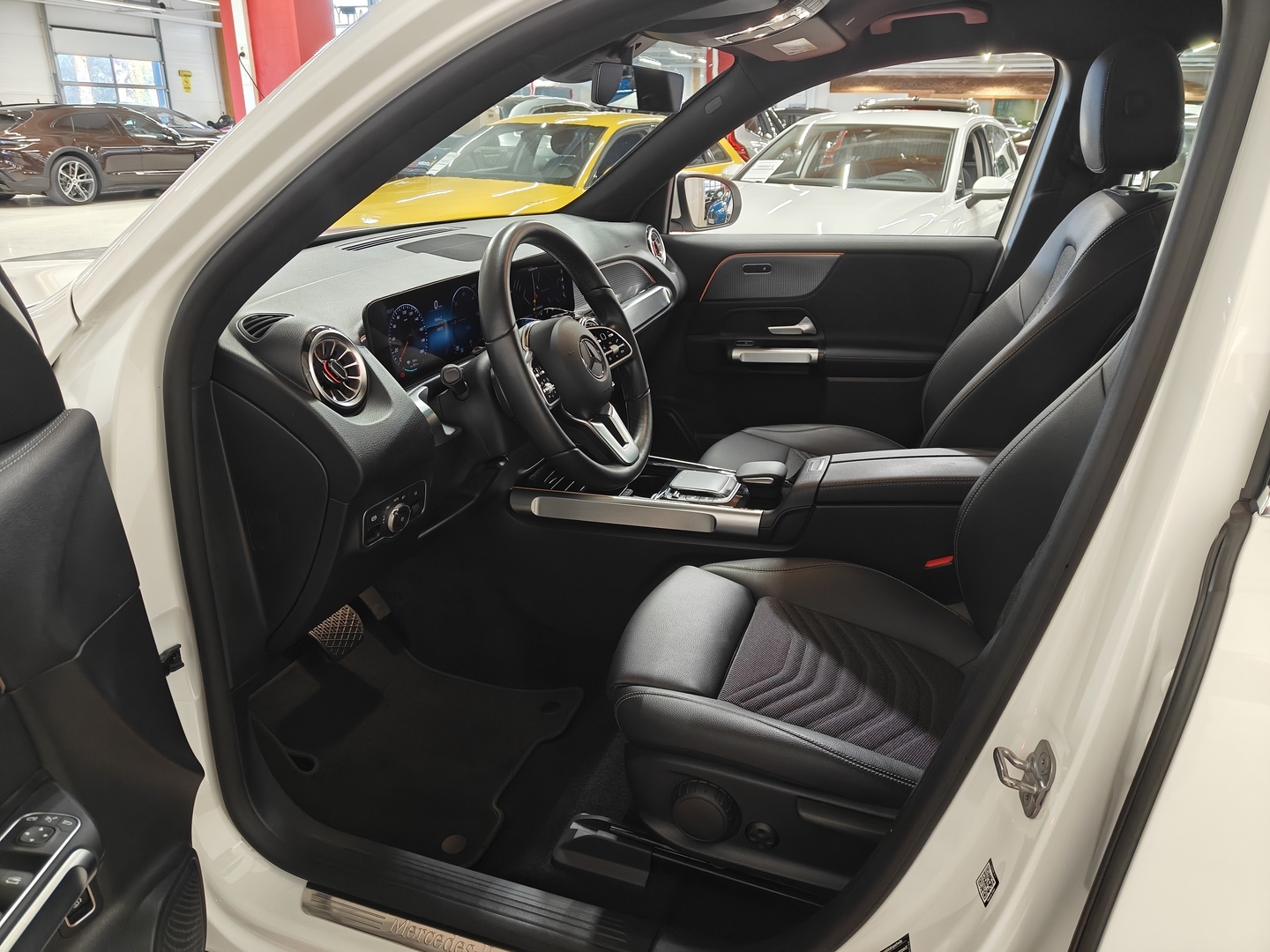 MERCEDES-BENZ EQB 8