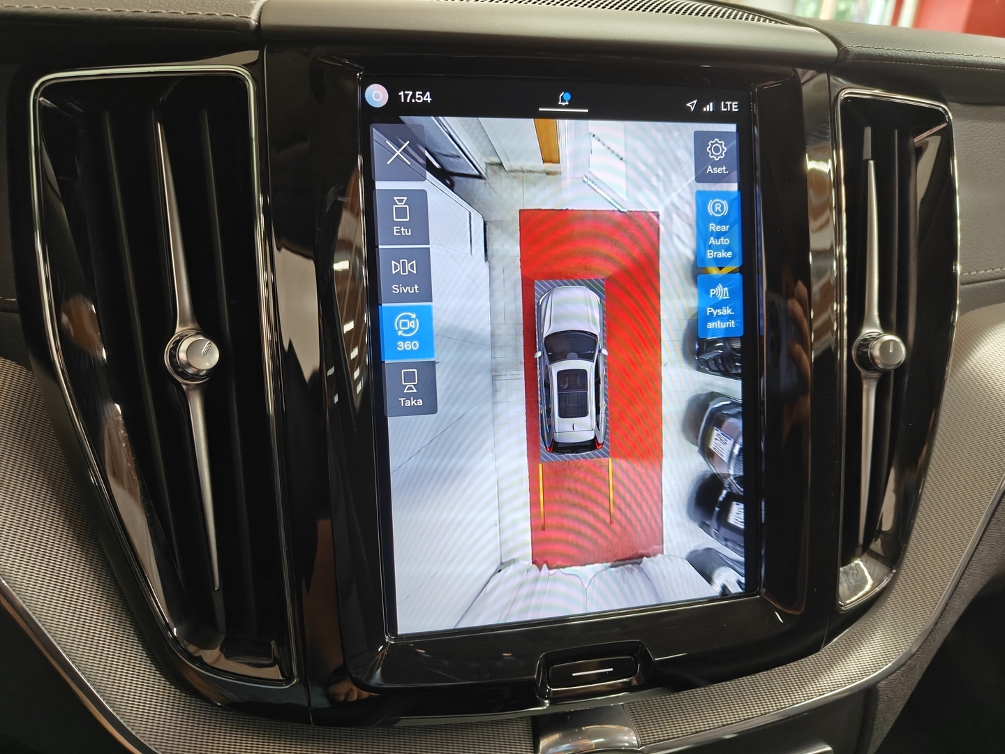 VOLVO XC60 2023