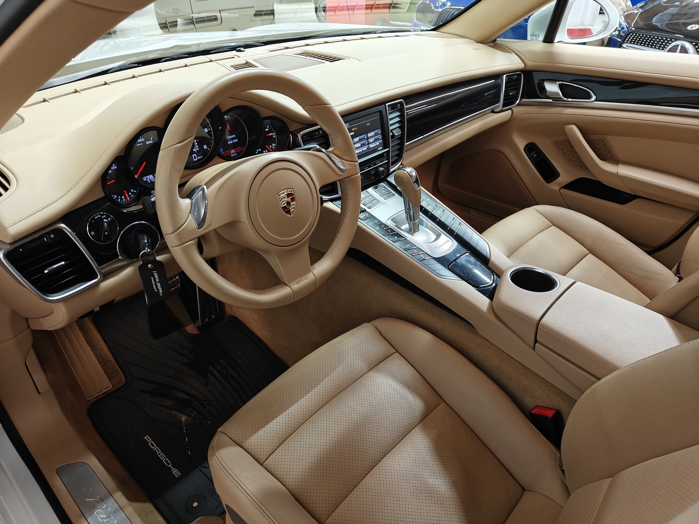 PORSCHE Panamera 2012