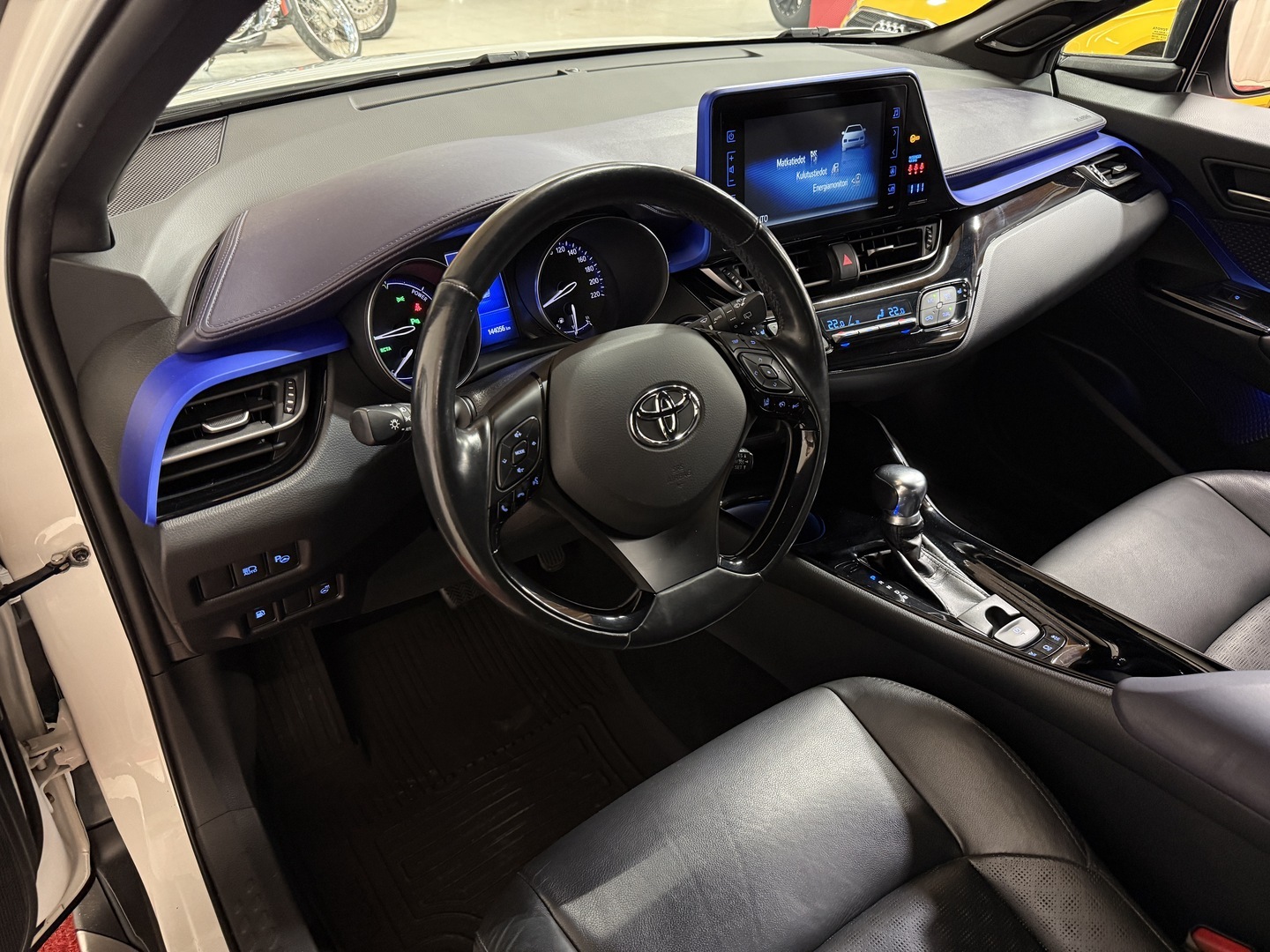 TOYOTA C-HR 11