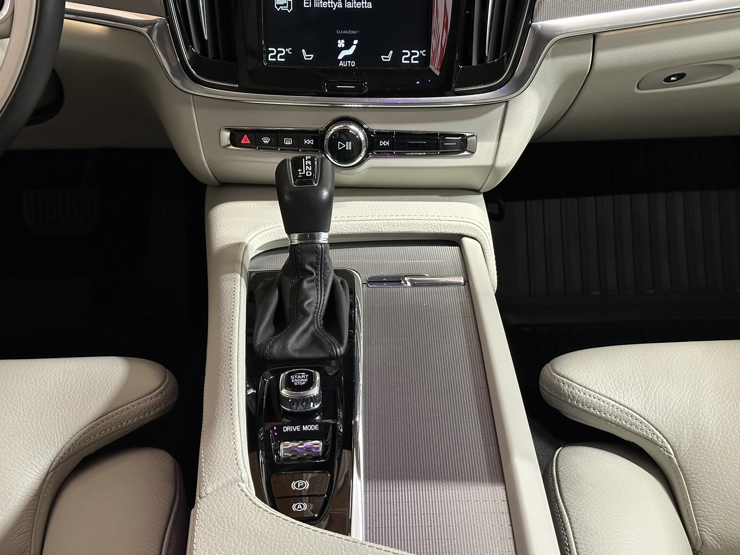 VOLVO V90 19