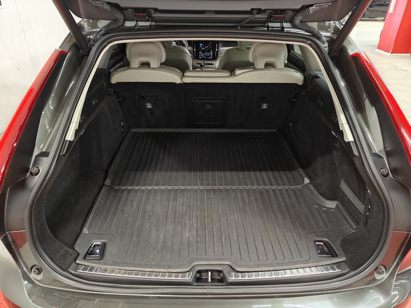 VOLVO V90 23