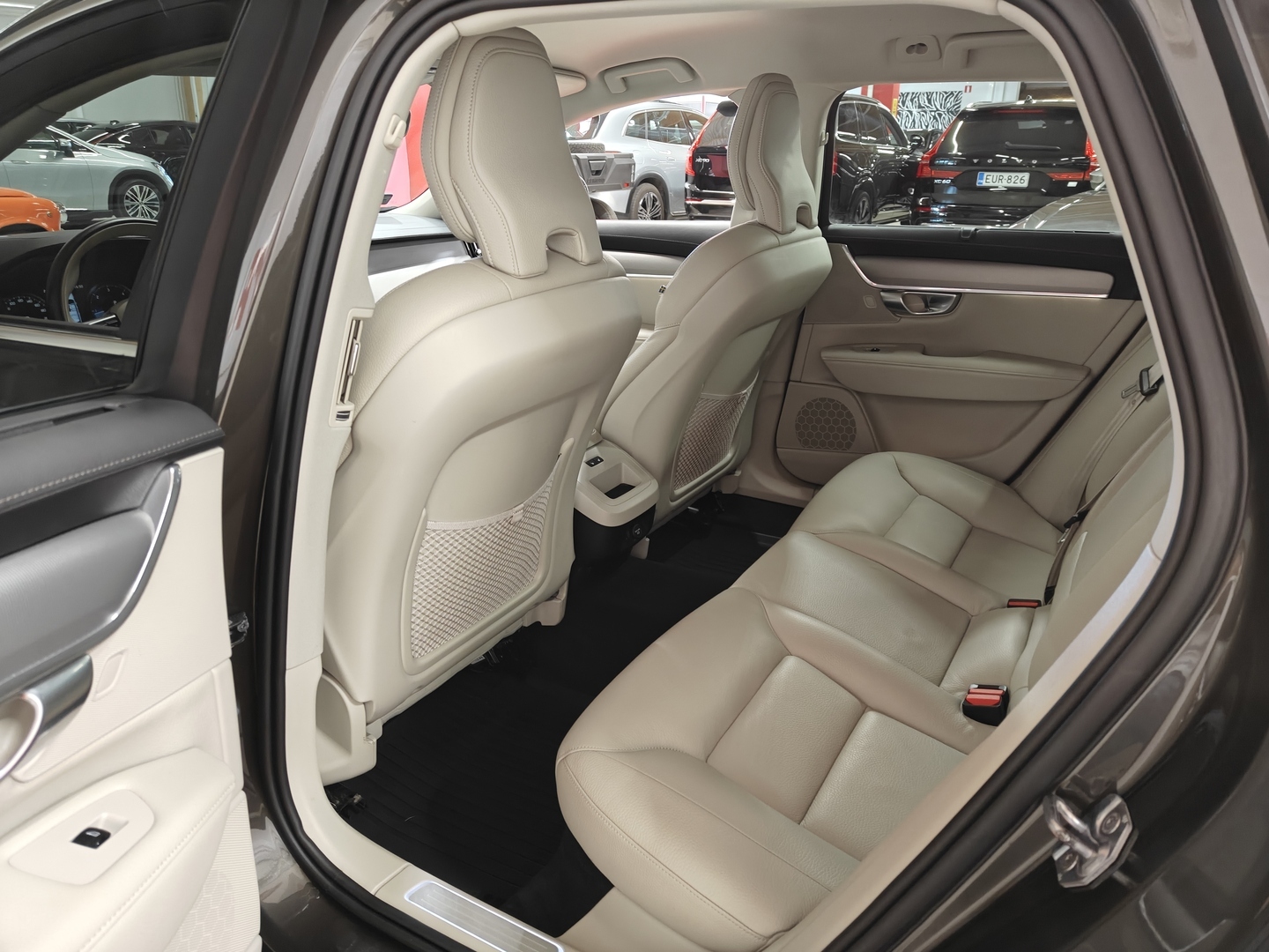 VOLVO V90 28
