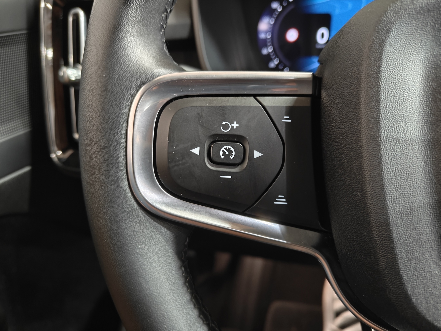 VOLVO XC40 2023