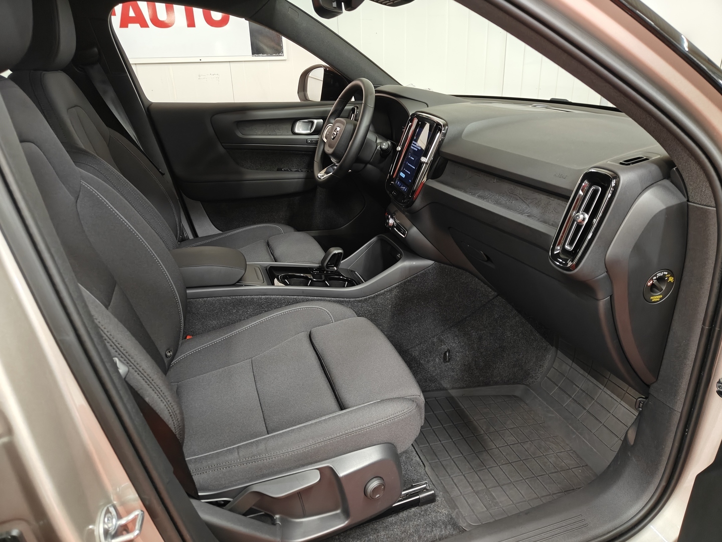 VOLVO XC40 2023