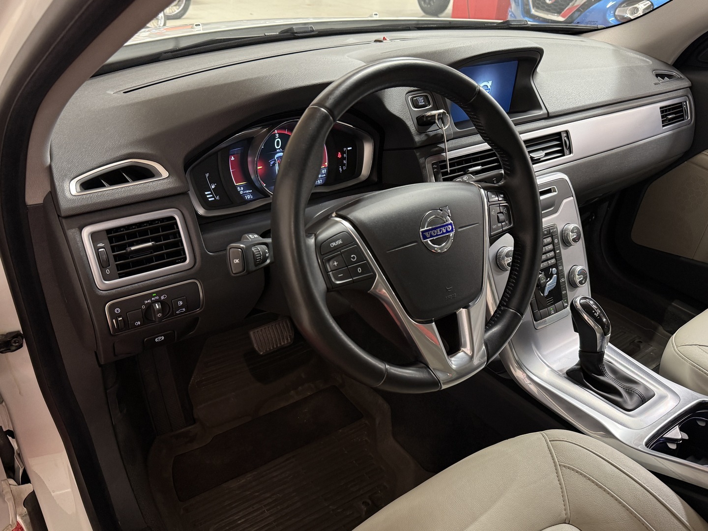 VOLVO V70 2016