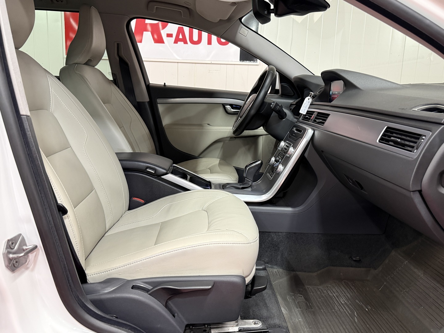 VOLVO V70 2016