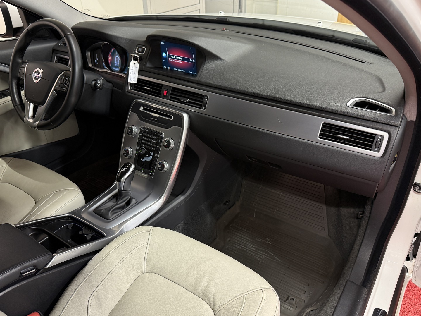 VOLVO V70 2016