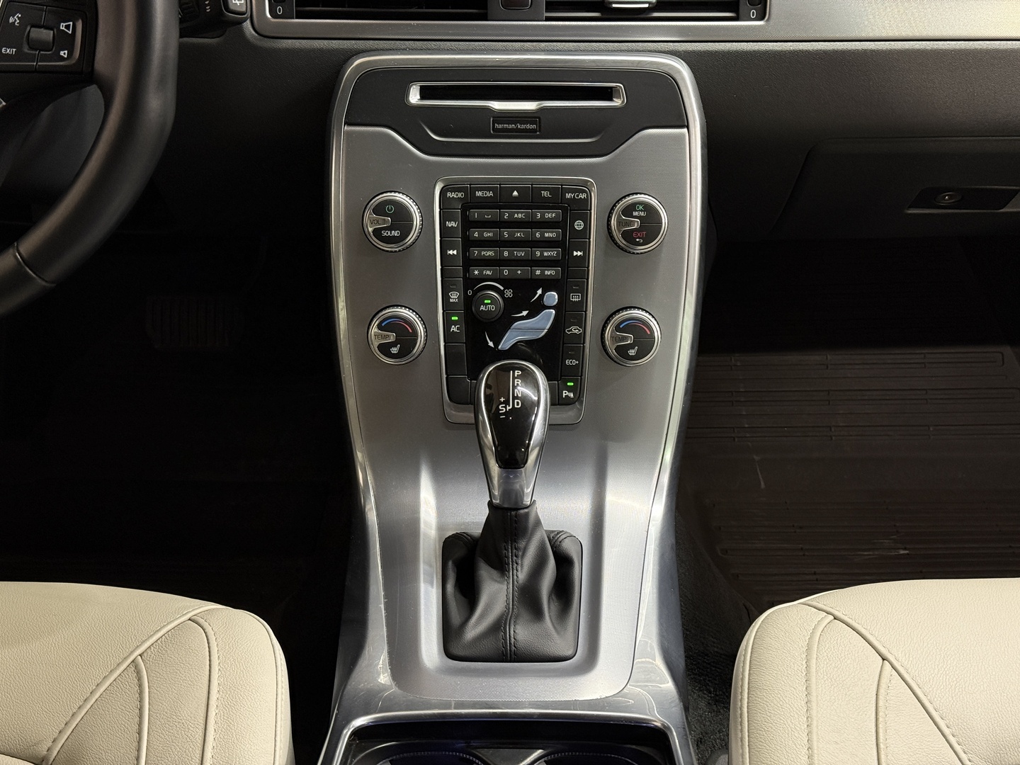 VOLVO V70 2016