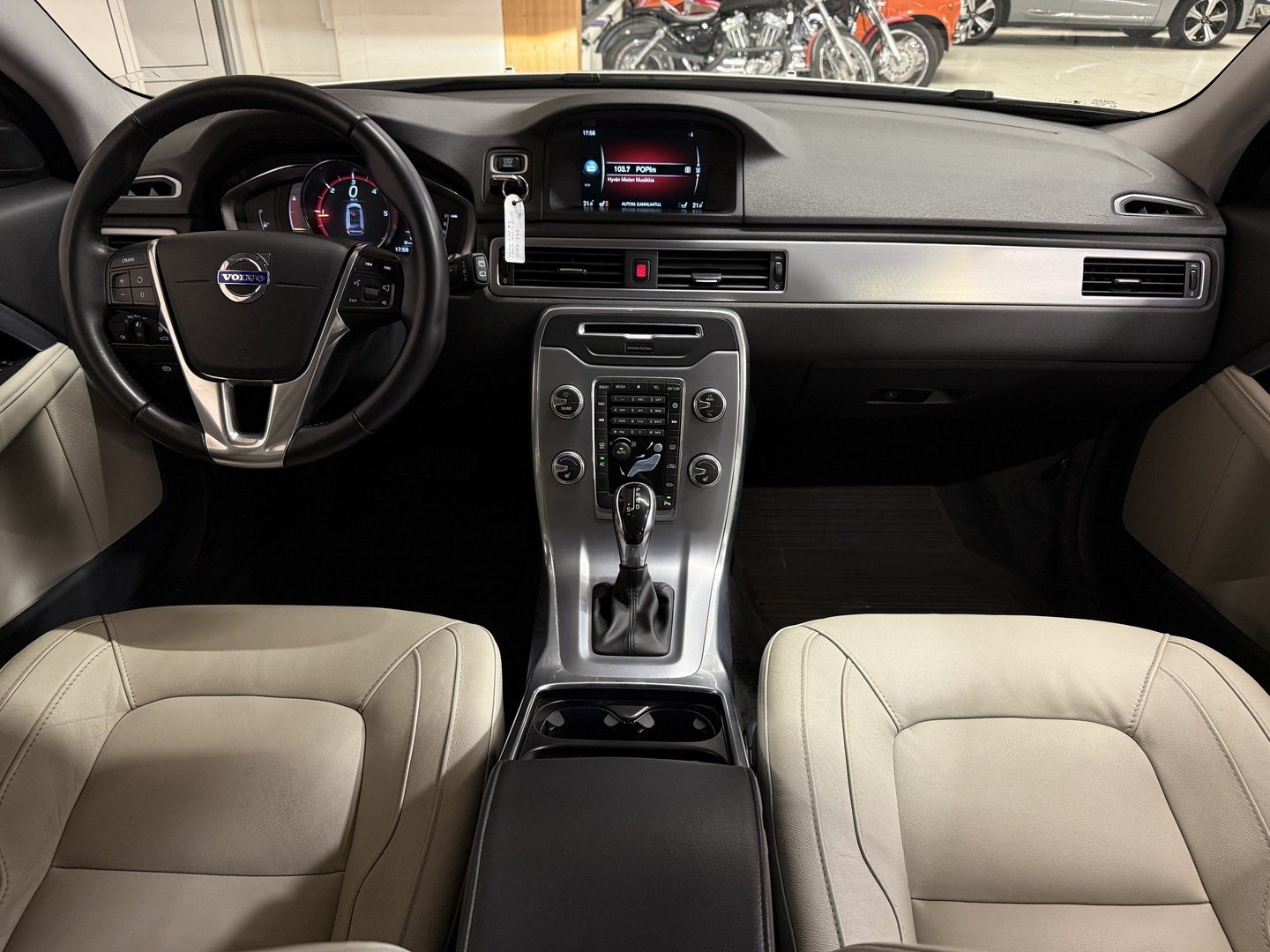 VOLVO V70 2016