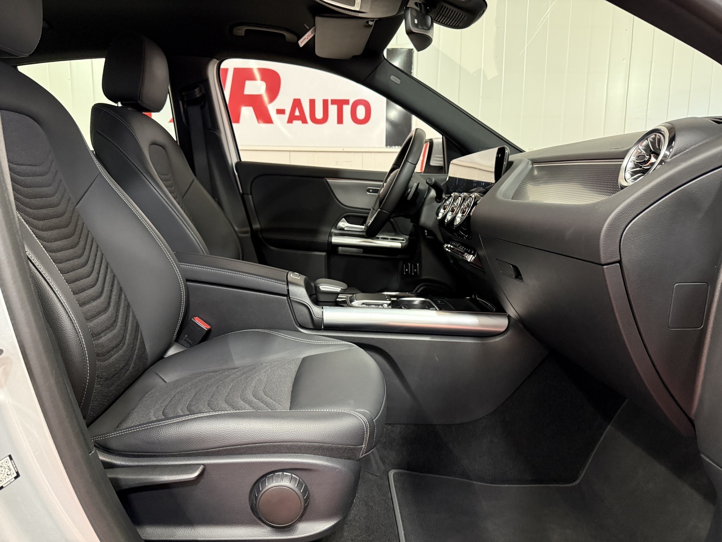 MERCEDES-BENZ GLA 2023