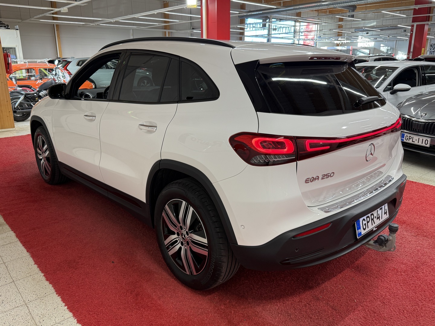 MERCEDES-BENZ EQA 8