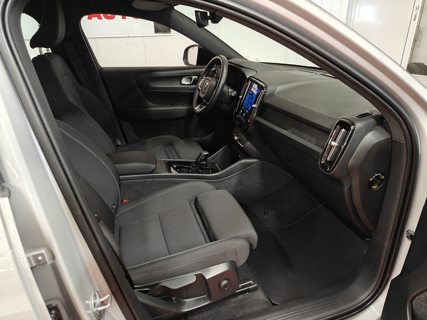 VOLVO XC40 2024