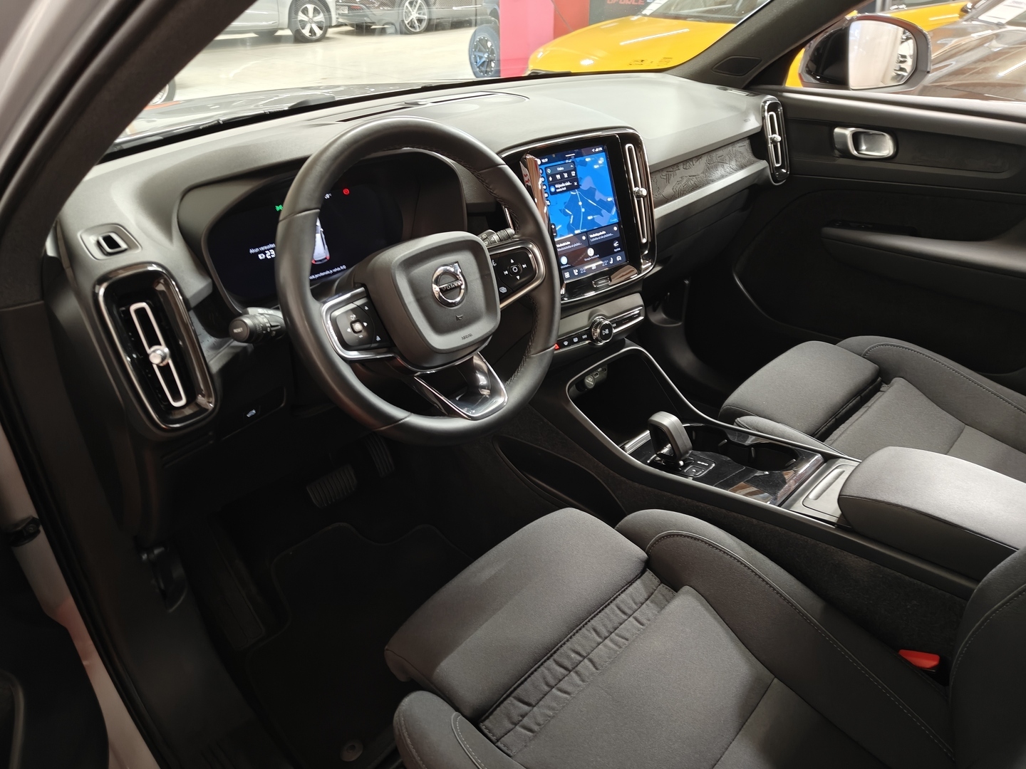 VOLVO XC40 2024