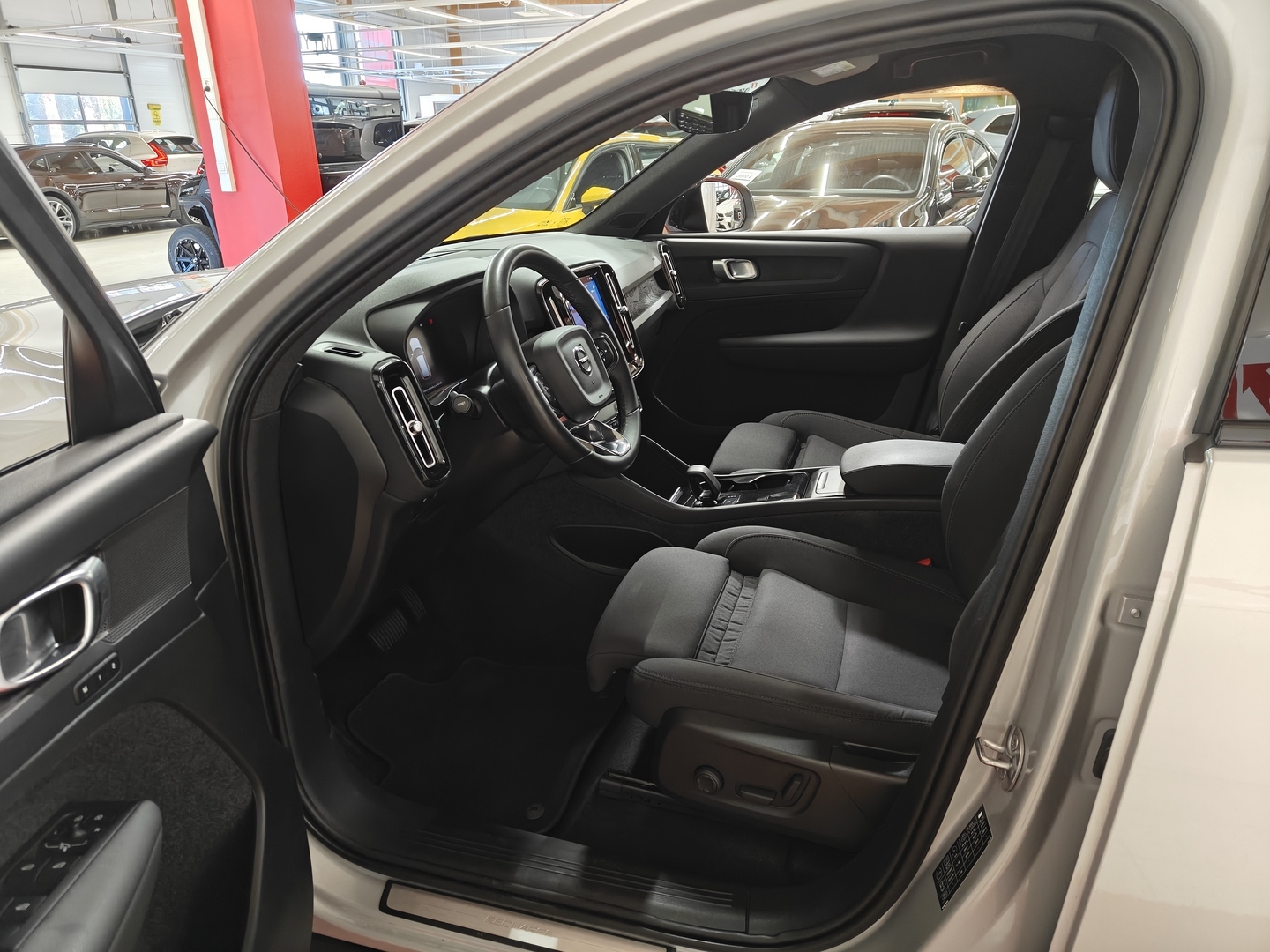 VOLVO XC40 2024