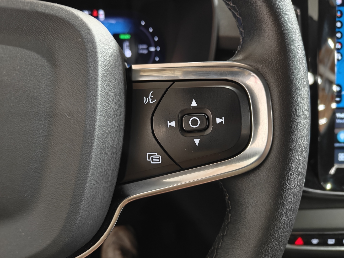VOLVO XC40 2024