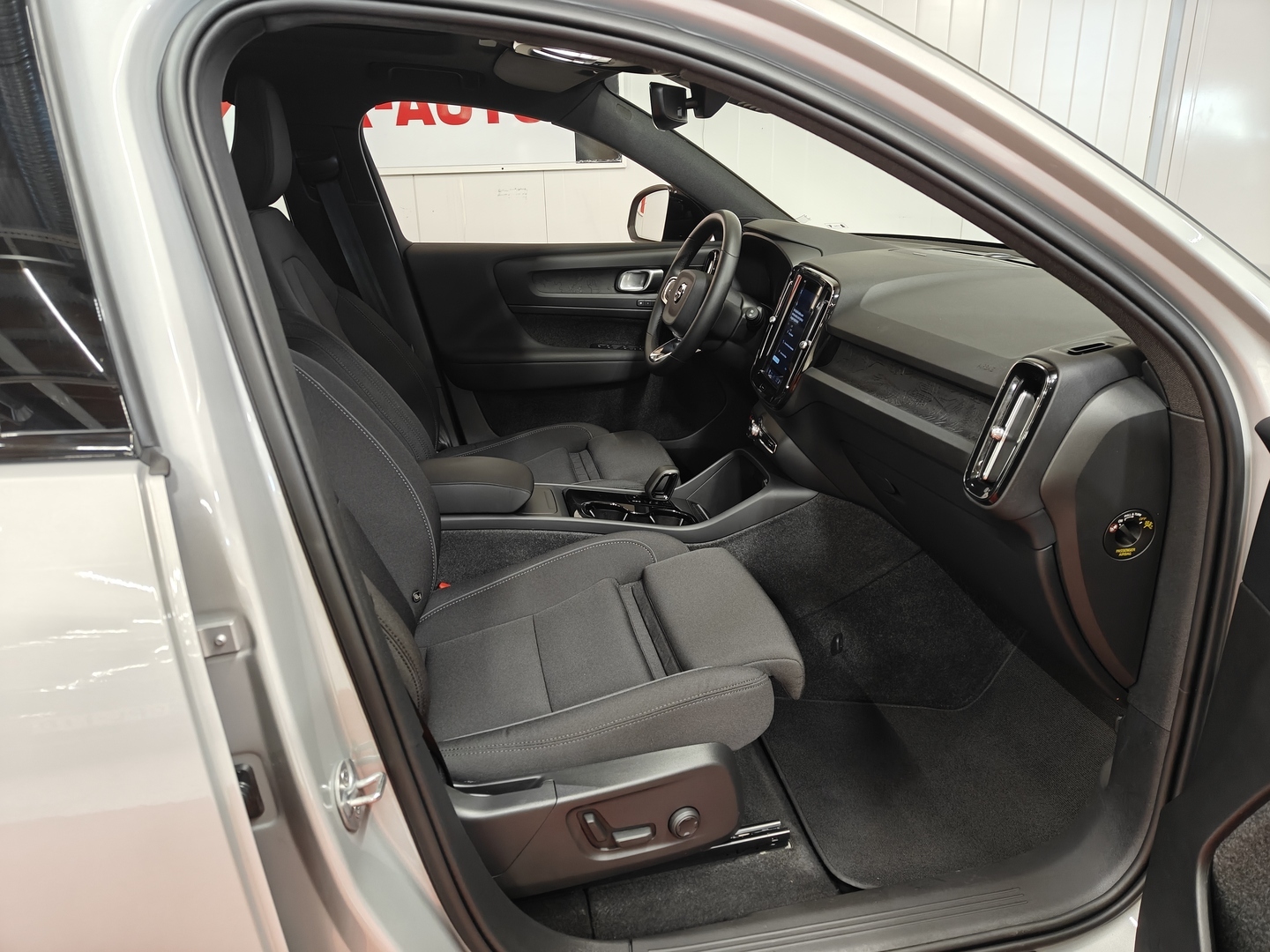 VOLVO XC40 12