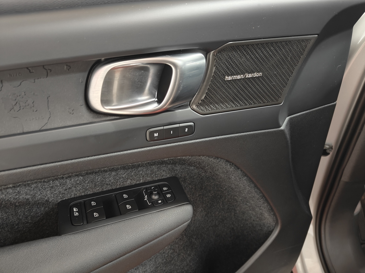 VOLVO XC40 22
