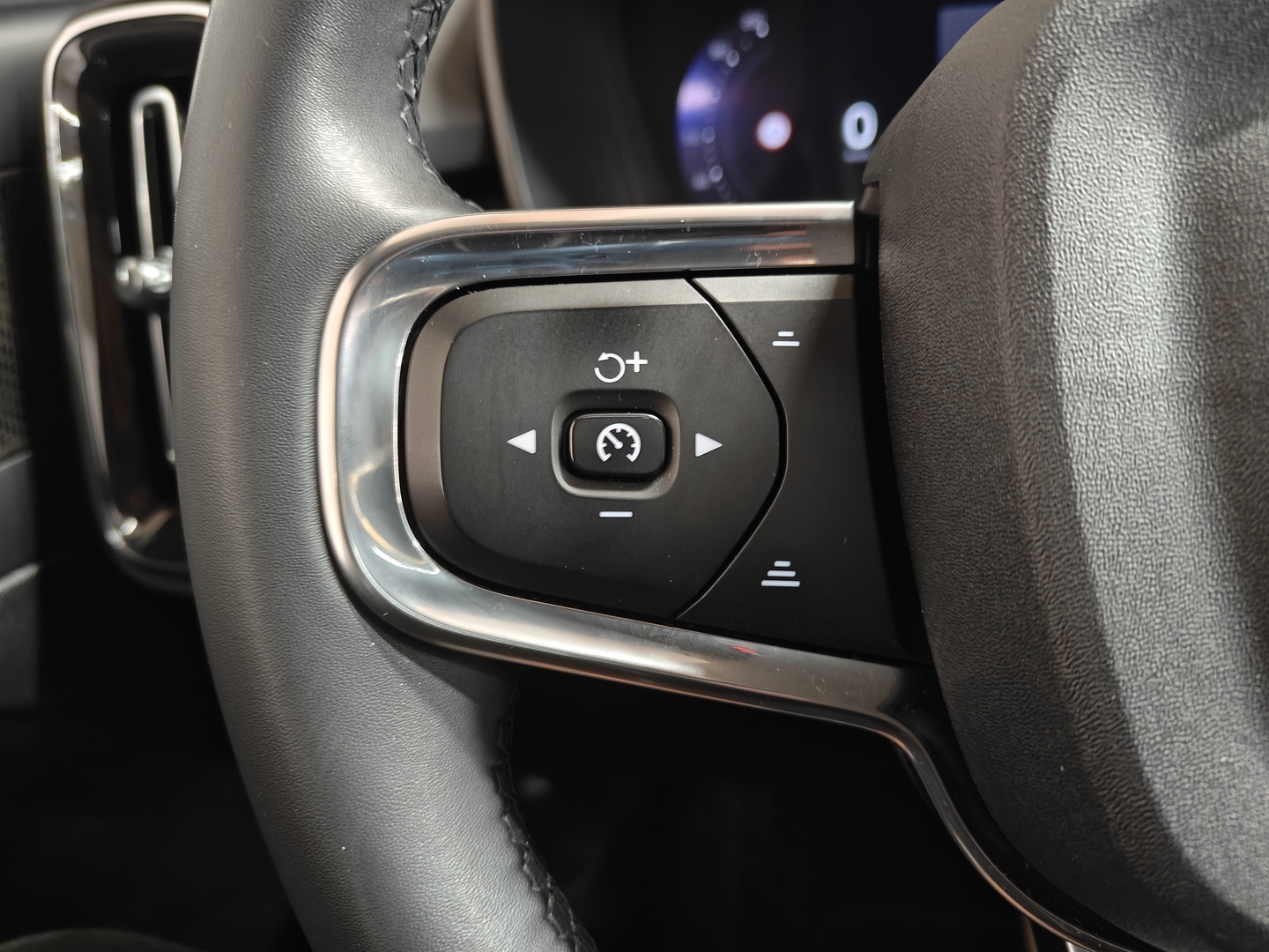 VOLVO XC40 24