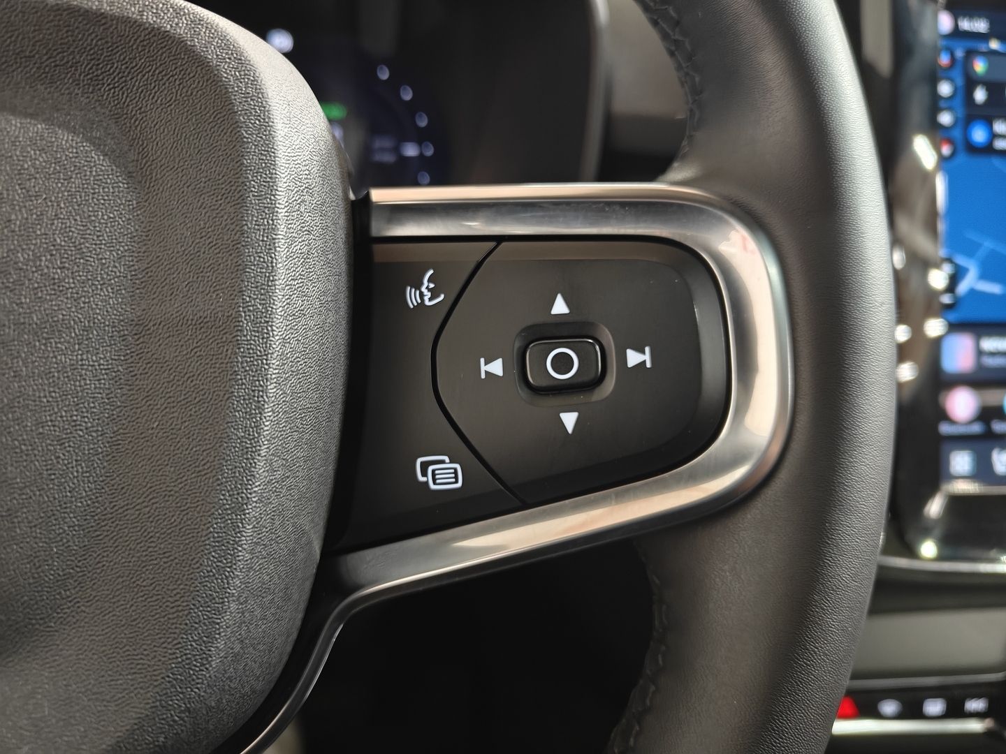 VOLVO XC40 25