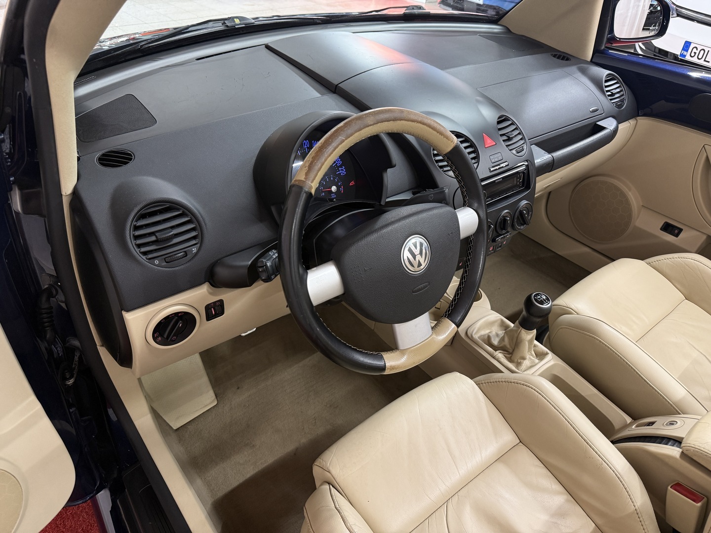 VOLKSWAGEN New Beetle 2004